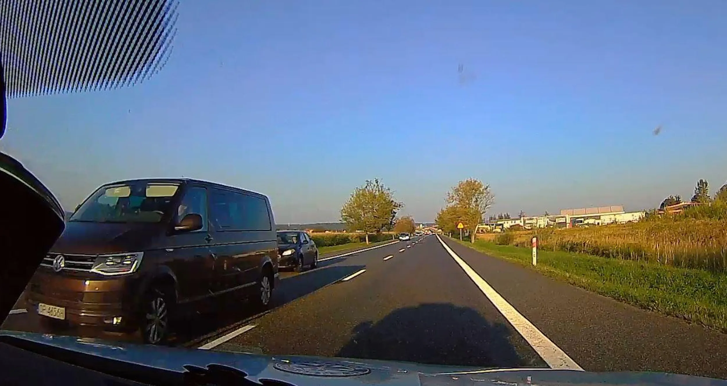 Wyprzedza na trzeciego i spycha pojazdy jadące prawidłowo, w tym karetkę na sygnale.