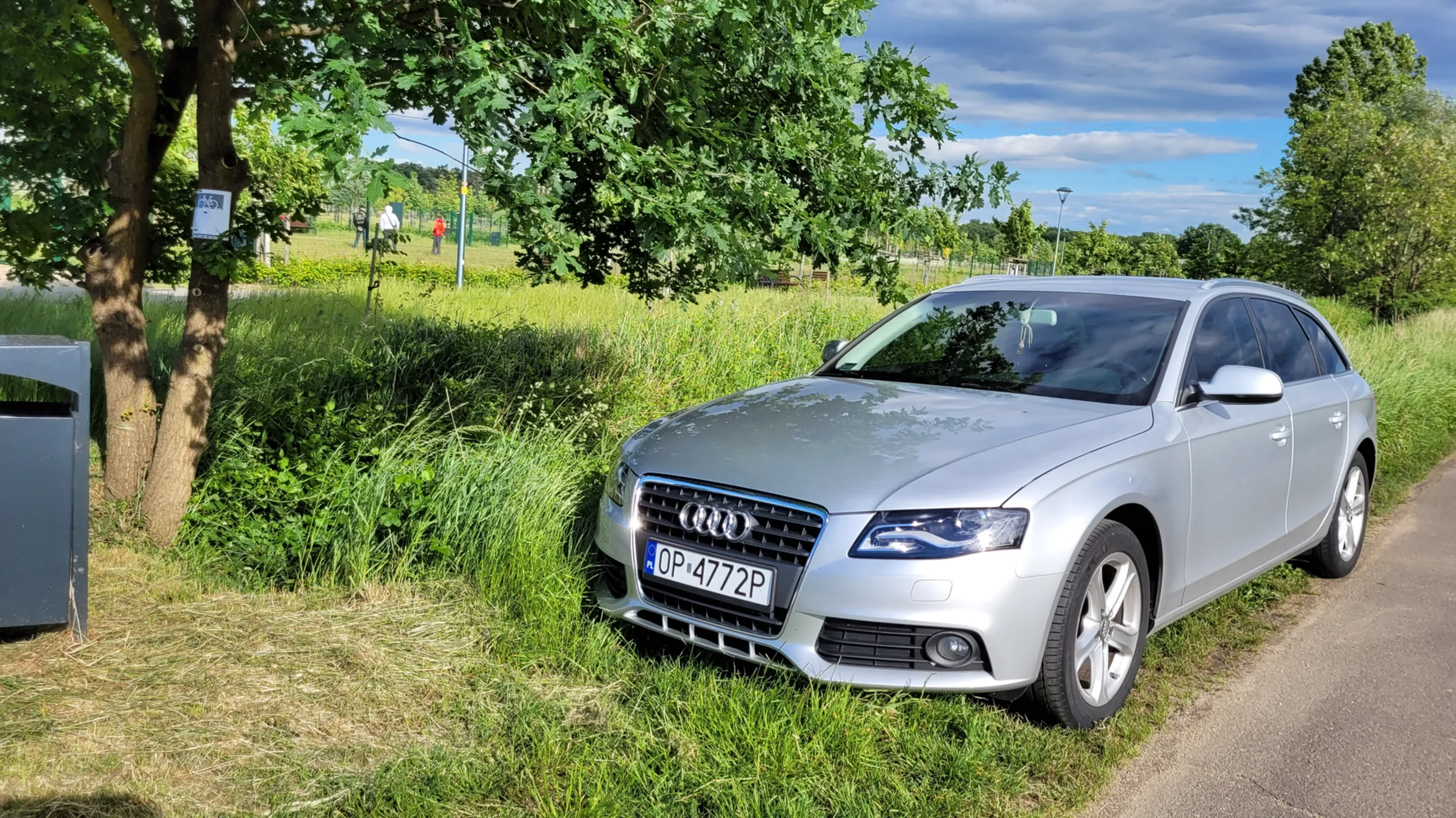Parkuje na zieleni, mimo tego, że parking jest kawałek dalej. Agresywny kierowaca po tym jak zobaczył, że zrobiłem zdjęcie auta, wyzywał i straszył
