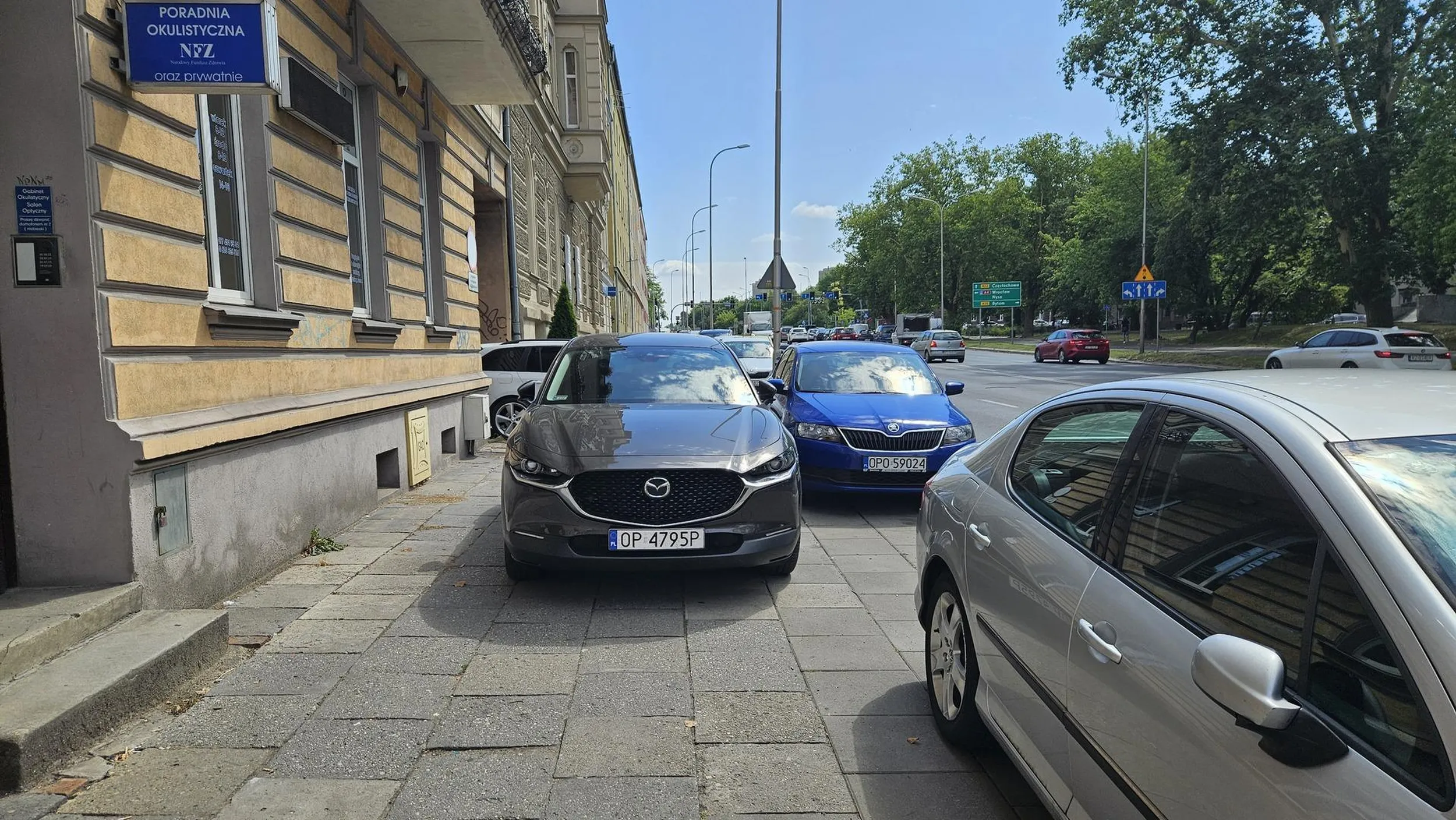 Nie pozdrawiam tepego uja co z chodnika zrobił sobie parking