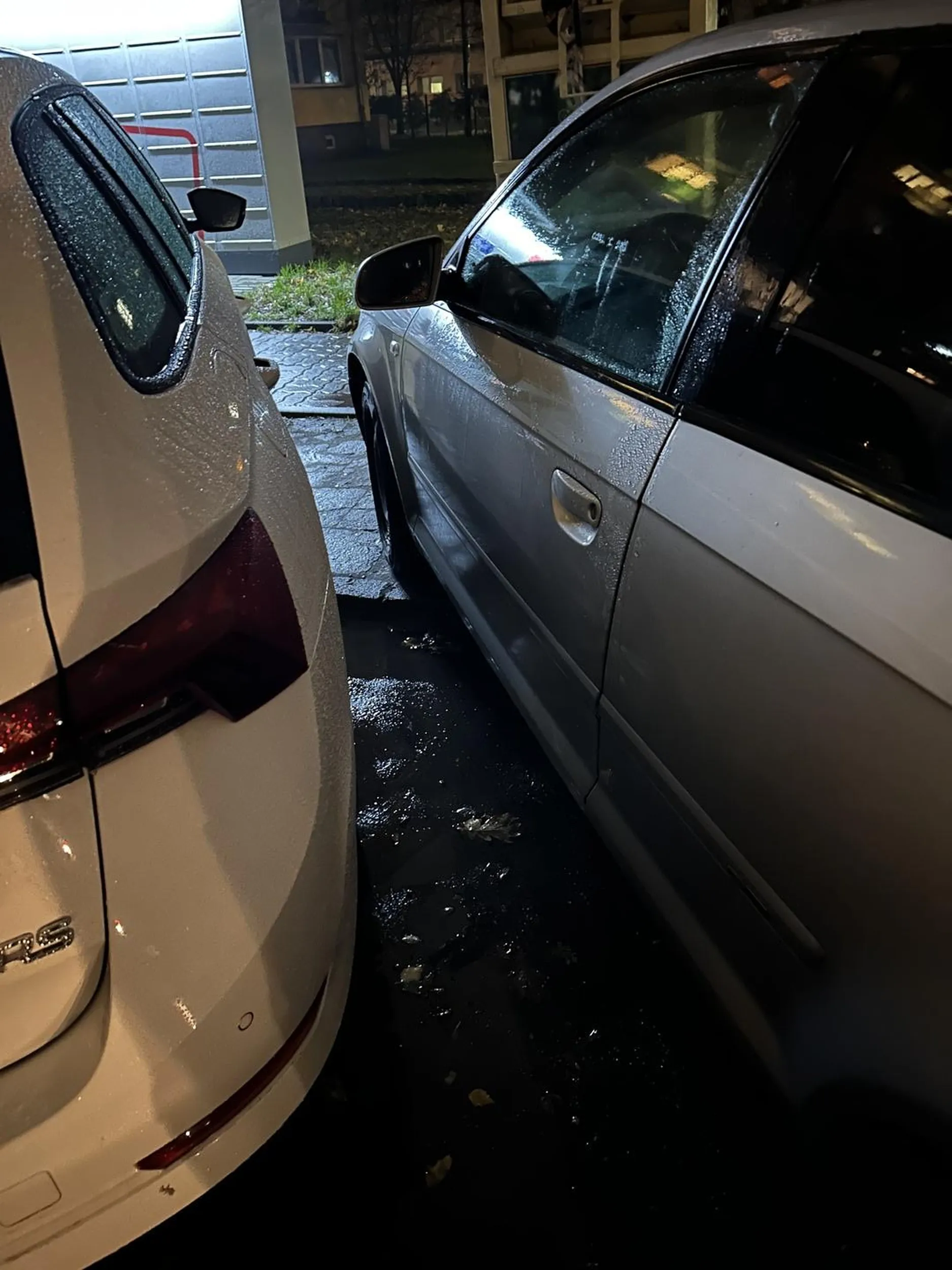 Kierowca powinien nauczyć się parkować, żeby wsiąść do auta musiałam wchodzić przez miejsce pasażera.