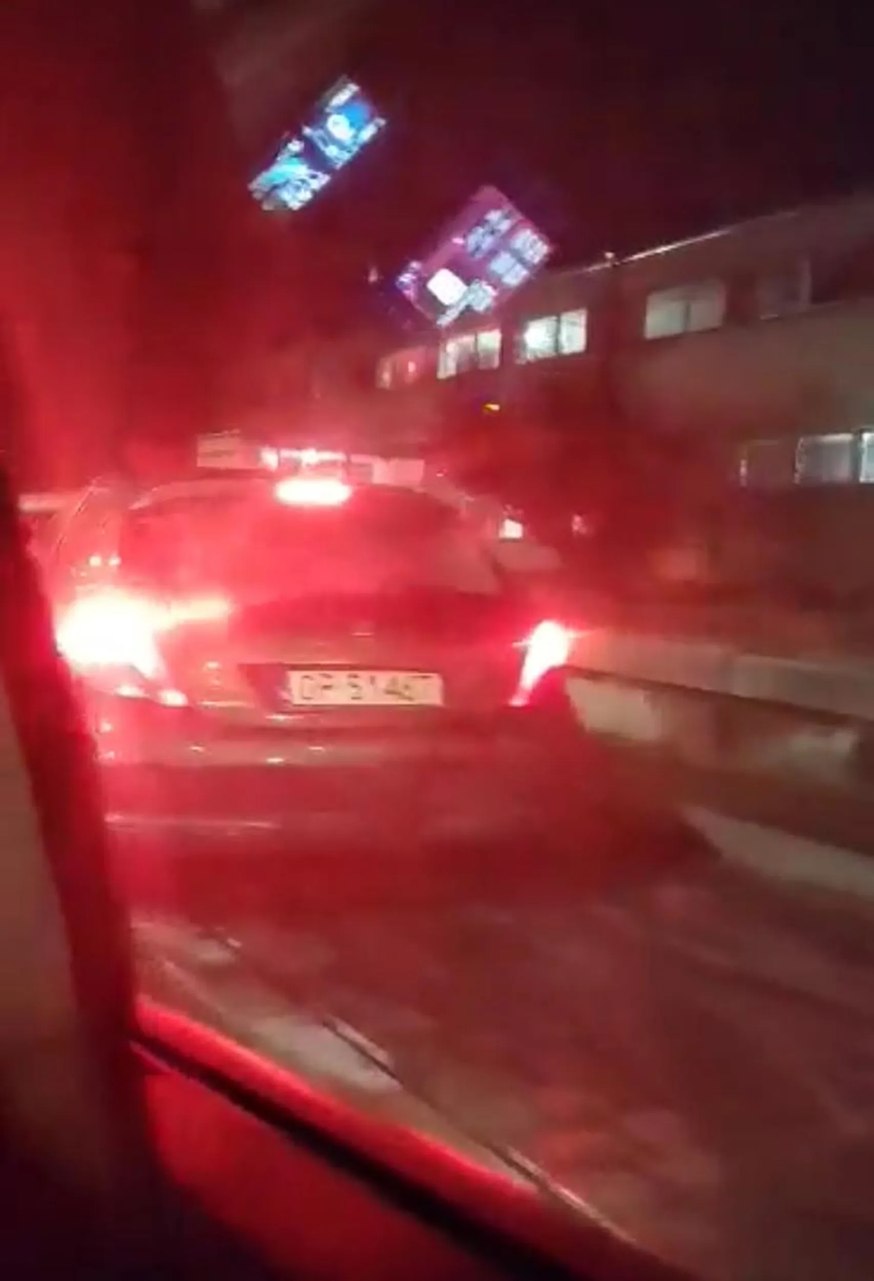 W dniu 14 stycznia na ul. Ks. Wincentego Kraińskiego  Wrocław, około godziny 17:50, osoba kierująca pojazdem marki Peugeot o numerze rejestracyjnym OP 5146T uderzyła z impetem w pojazd o numerze GS 26086. Osoby jadące peugeotem wyszły z pojazdu obejrzały swój pojazd i prawdopodobnie odjechały z miejsca zdarzenia. Siostra niestety odjechała uberem ale zanotowała numery oraz zrobiła film.