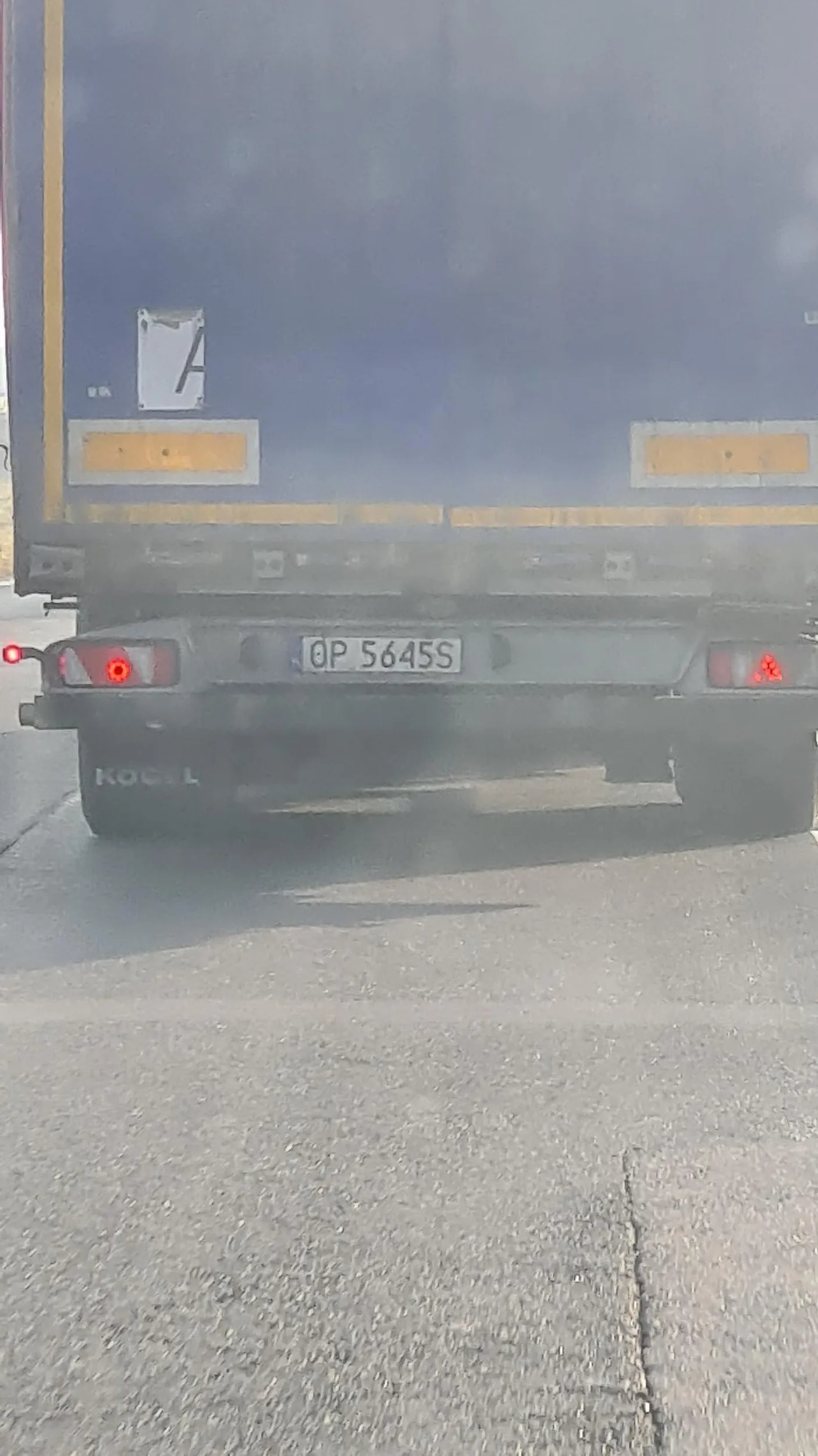 Koleś trąbi na osobówki i wyprzedza tam gdzie nie ma na to miejsca. Musiałem przez niego zjechać na pobocze. Stwarza zagrożenie na drodze