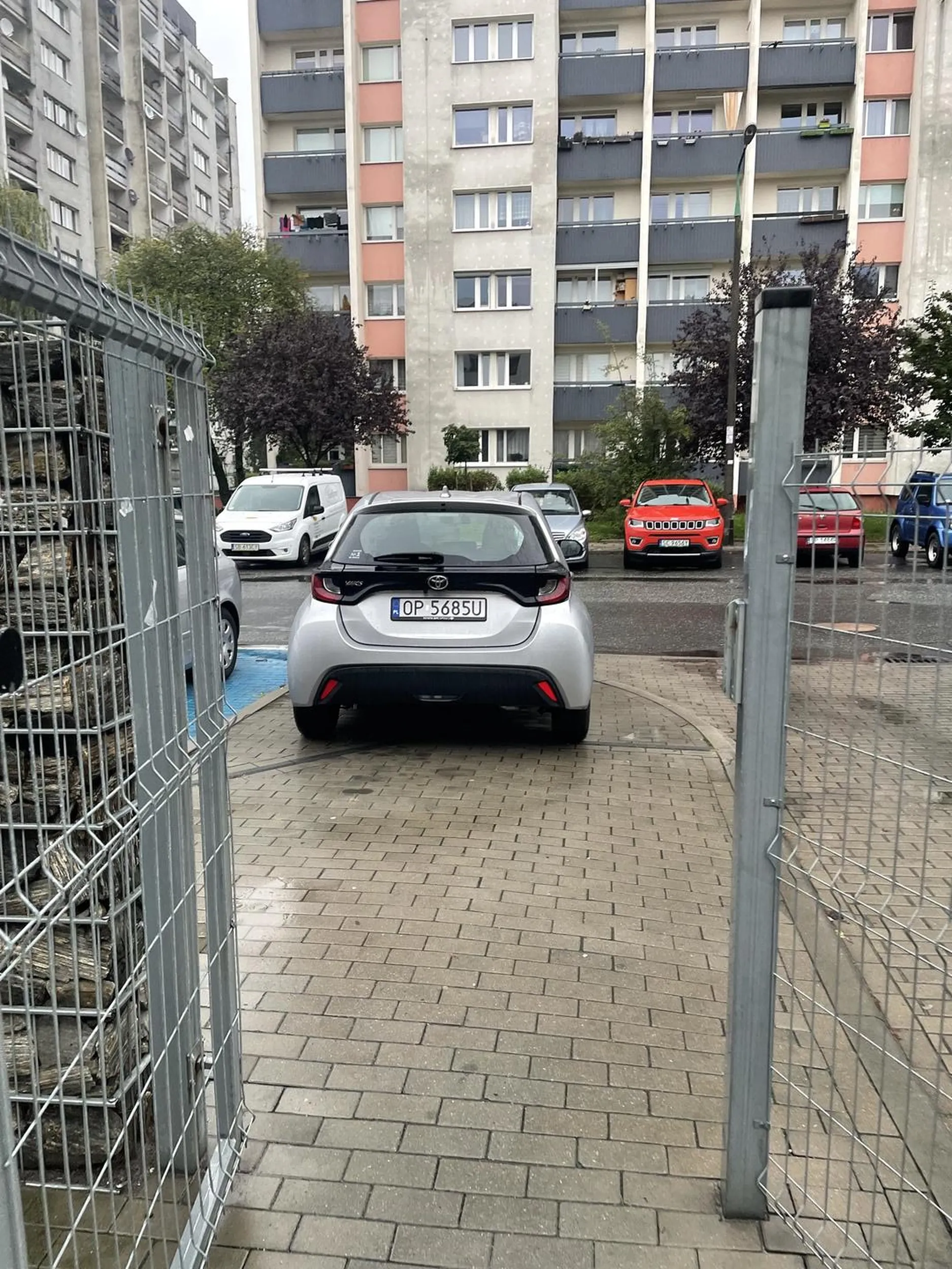 Parkowanie w całości na chodniku przy furtce - co utrudnia poruszanie się nie tylko pieszym, ale wszystkim wyjeżdżającym z osiedla