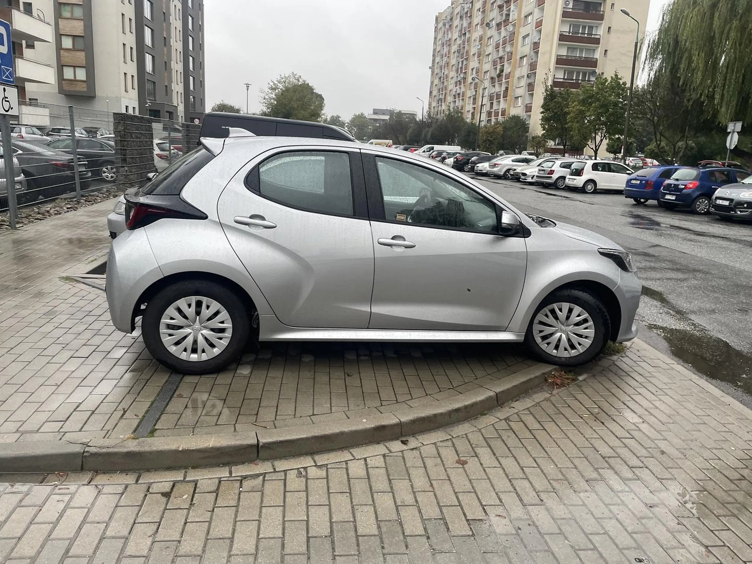 Parkowanie w całości na chodniku przy furtce - co utrudnia poruszanie się nie tylko pieszym, ale wszystkim wyjeżdżającym z osiedla