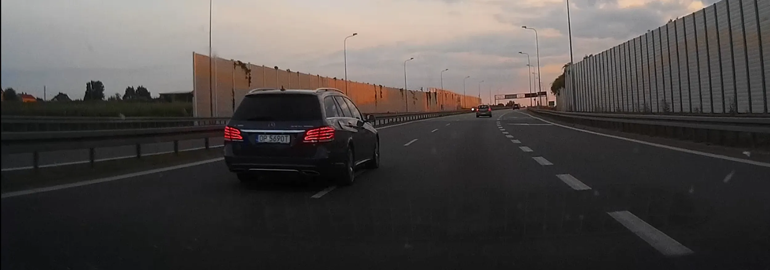 NIE POZDRAWIAM kierowcy Mercedesa, który 20 lipca na trasie S8 niemal nie przytarł mi boku podczas wyprzedzania...