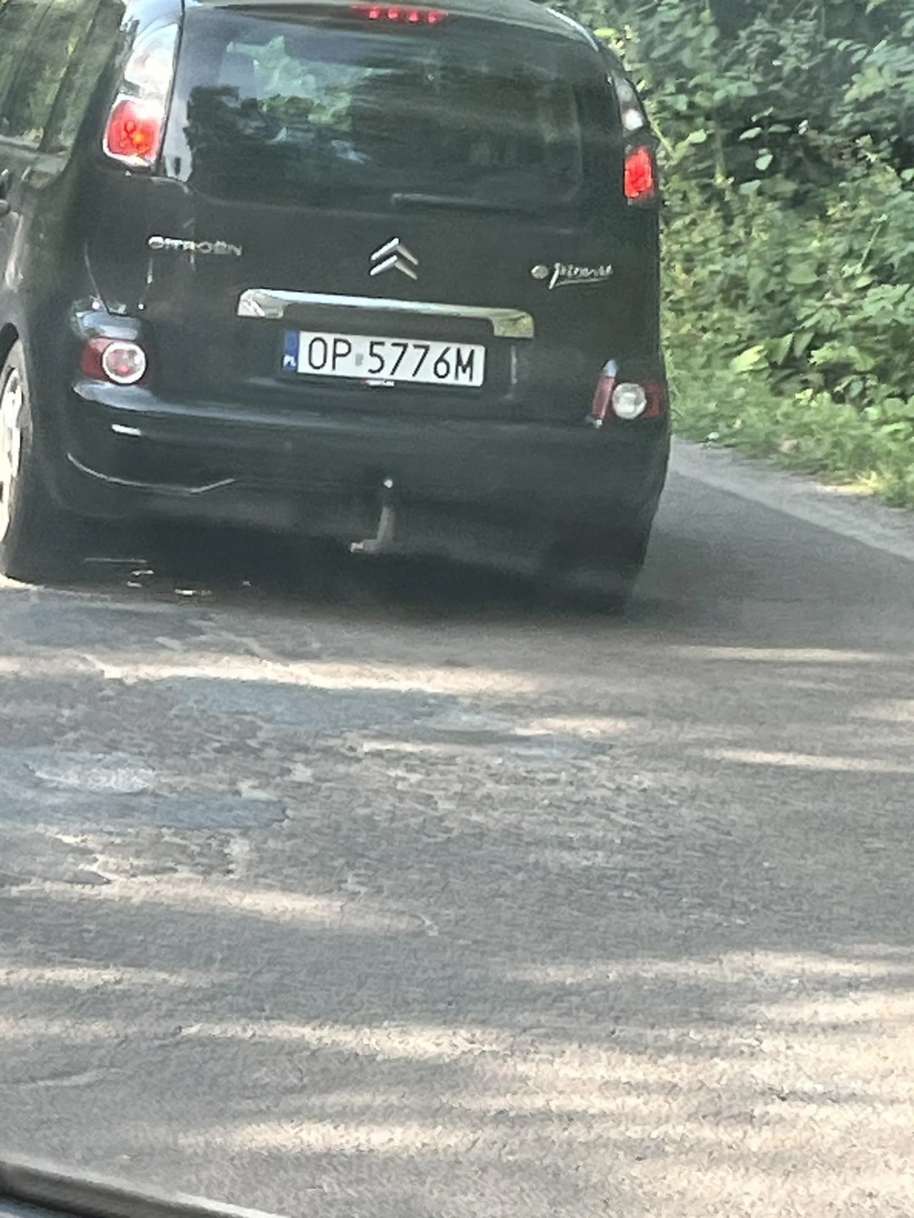 Na drodze z nachyleniem zwalniał przed maską aut , utrudniając podjazd na górę , jechał ( na drodze gdzie obowiązuje 70 km/h ) , 40 km/h . Dodatkowo wyrzucał śmieci przez okno . Nie pozdrawiam
