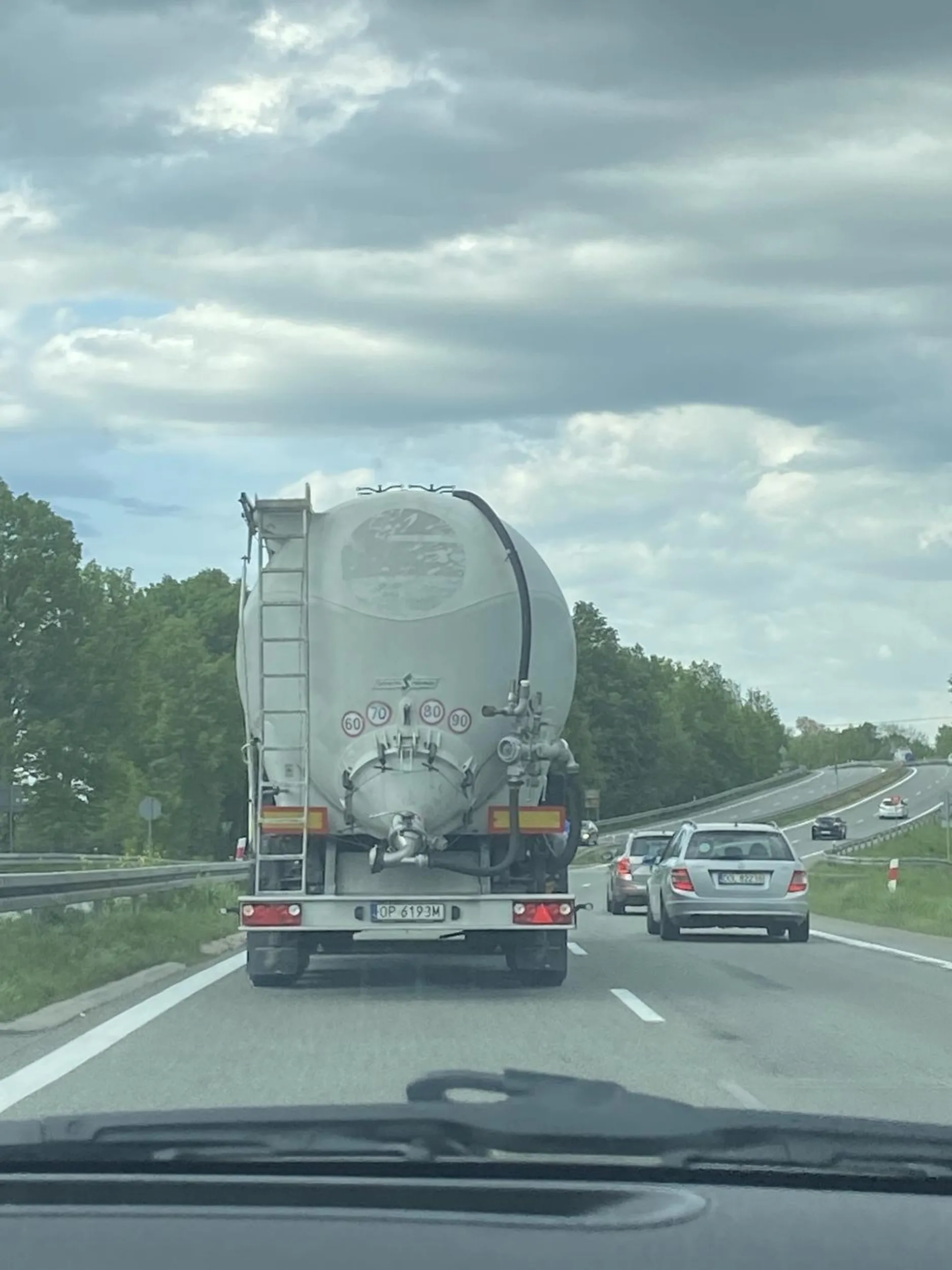 Wyprzedza po jednym aucie, a jak go ktoś wyprzedzi to robi to samo. Zajeżdża drogę innym na lewym pasie