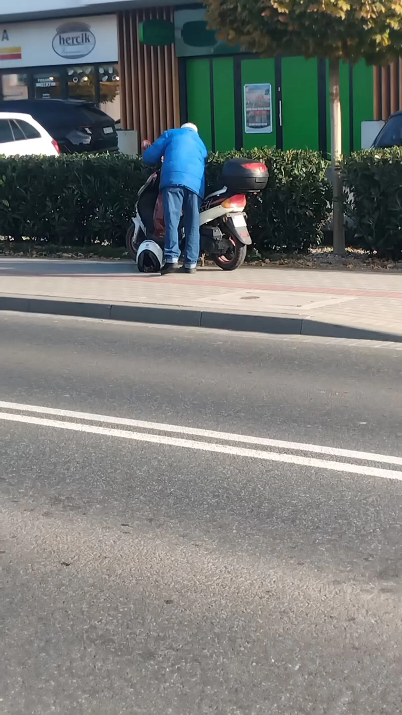 Naucz się parkować na parkingu a nie na środku chodnika