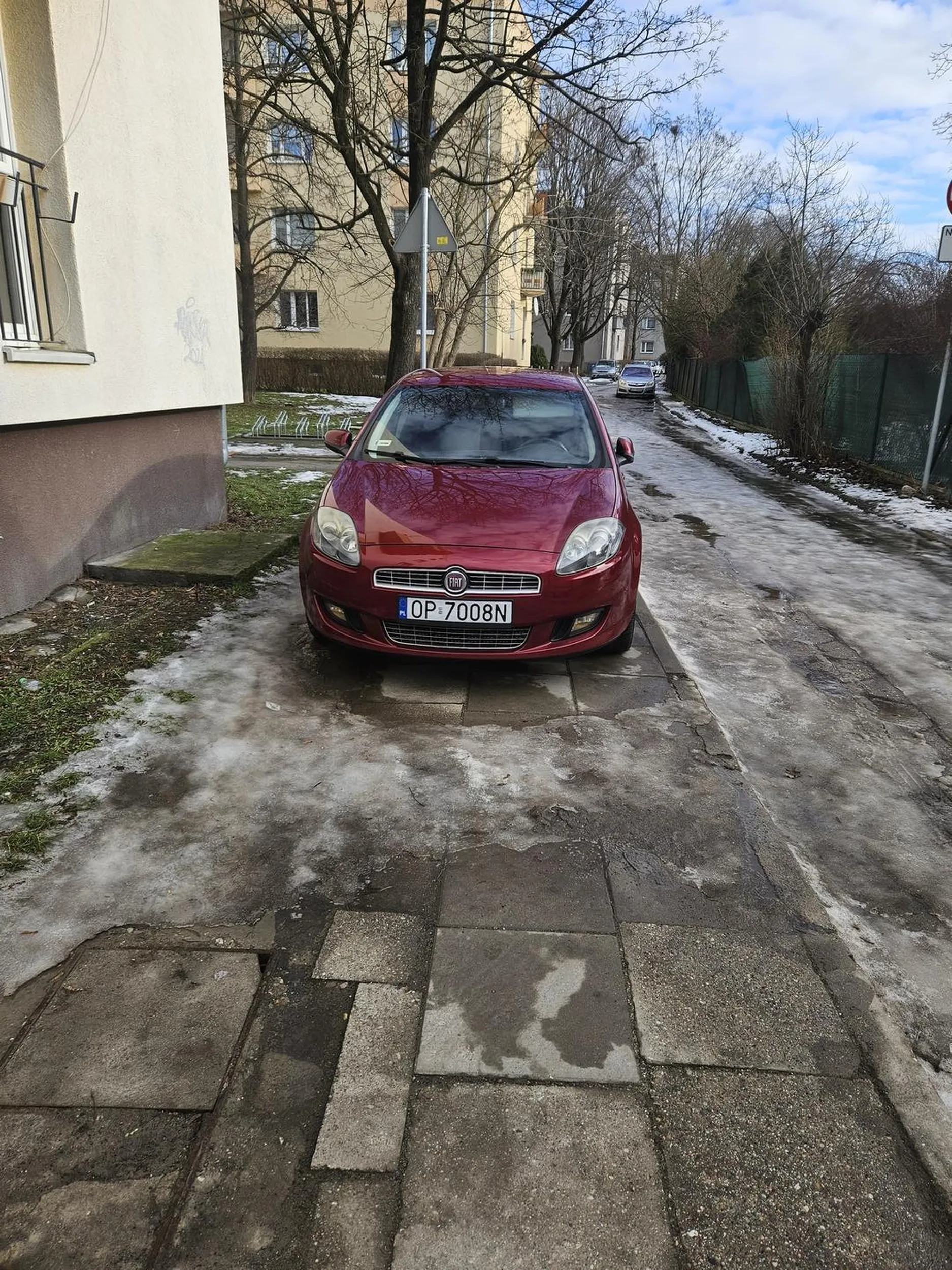 Proszę nie parkować na chodniczku. Pozdrawiam serdecznie