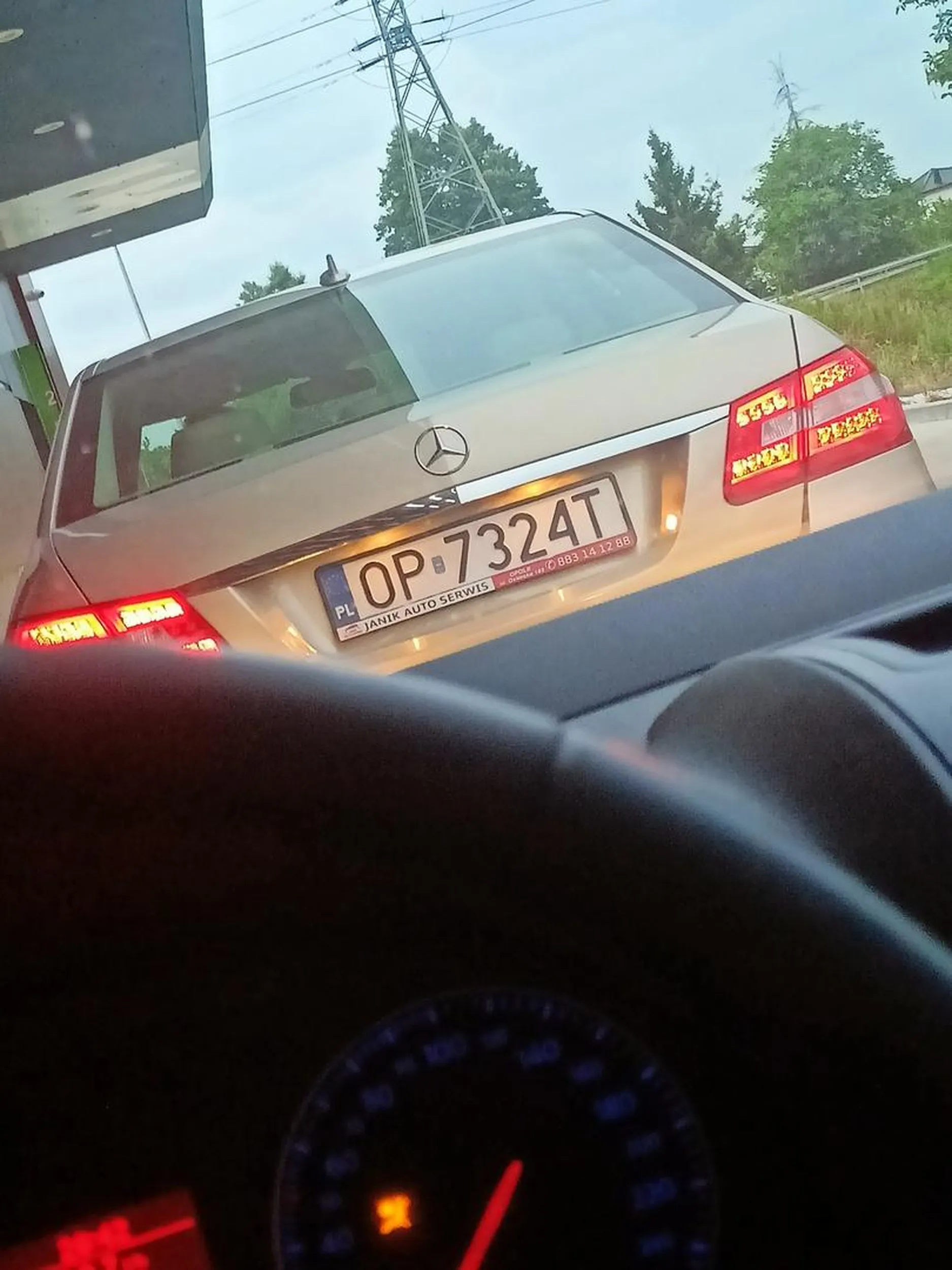 Ułomny robi sceny z kolejka w maku