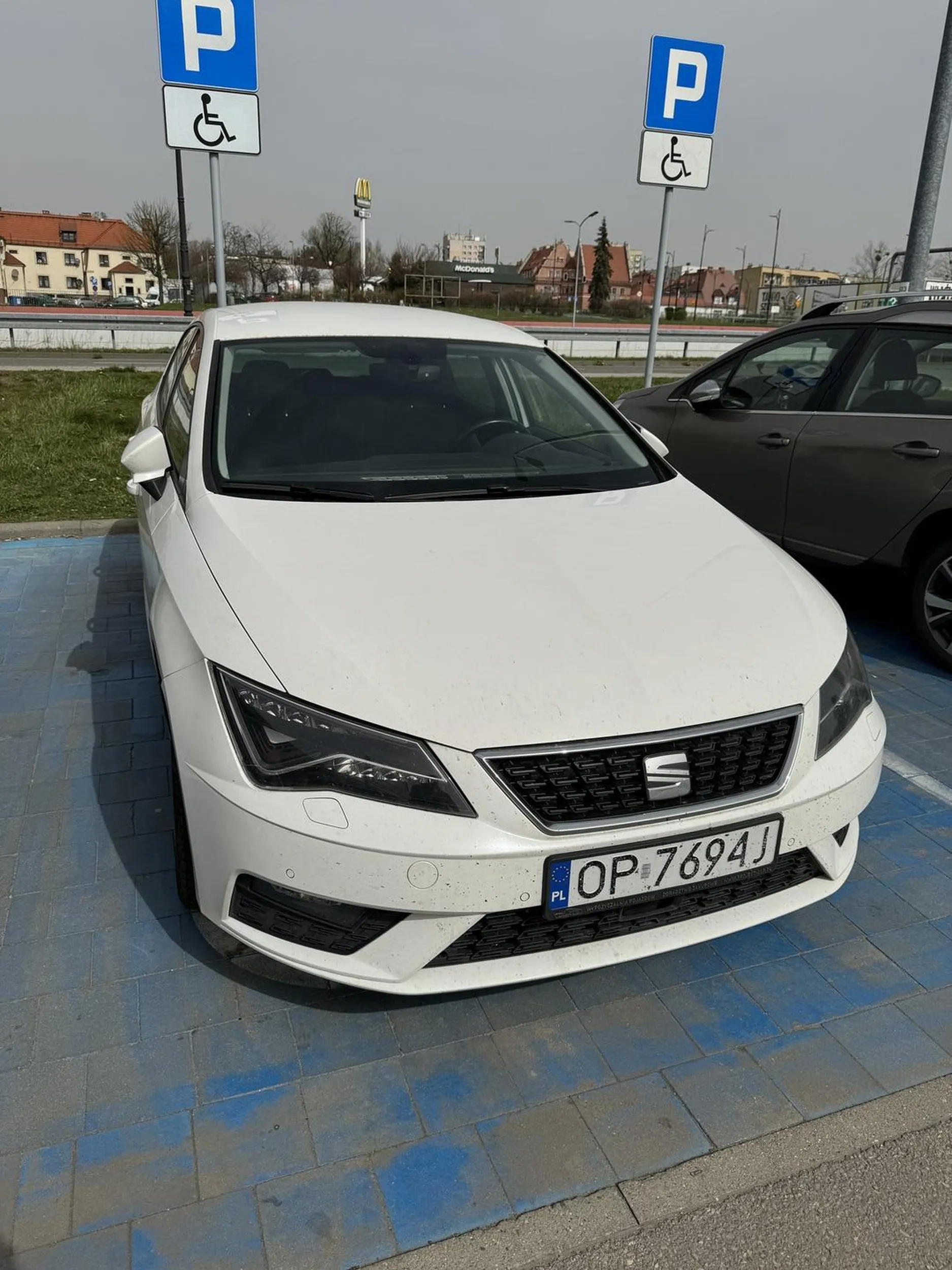 Parkuje na miejscach dla niepełnosprawnych.