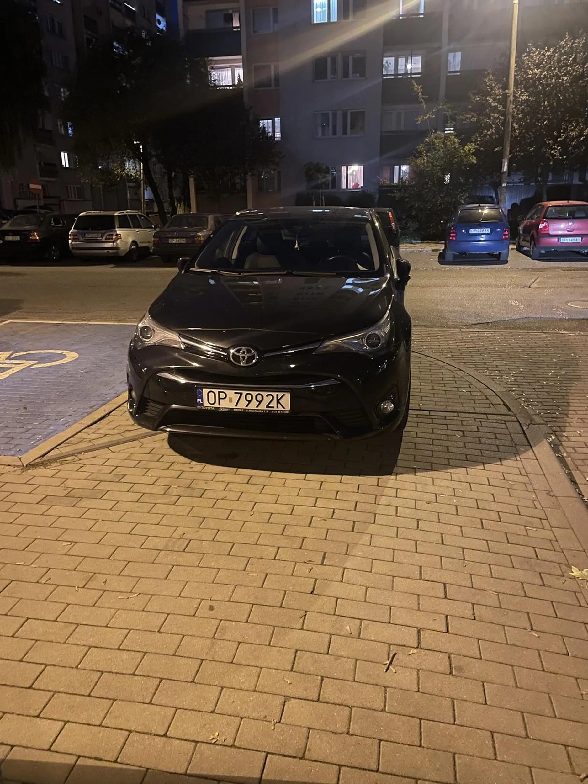 Parkowanie w całości na chodniku. Wstyd