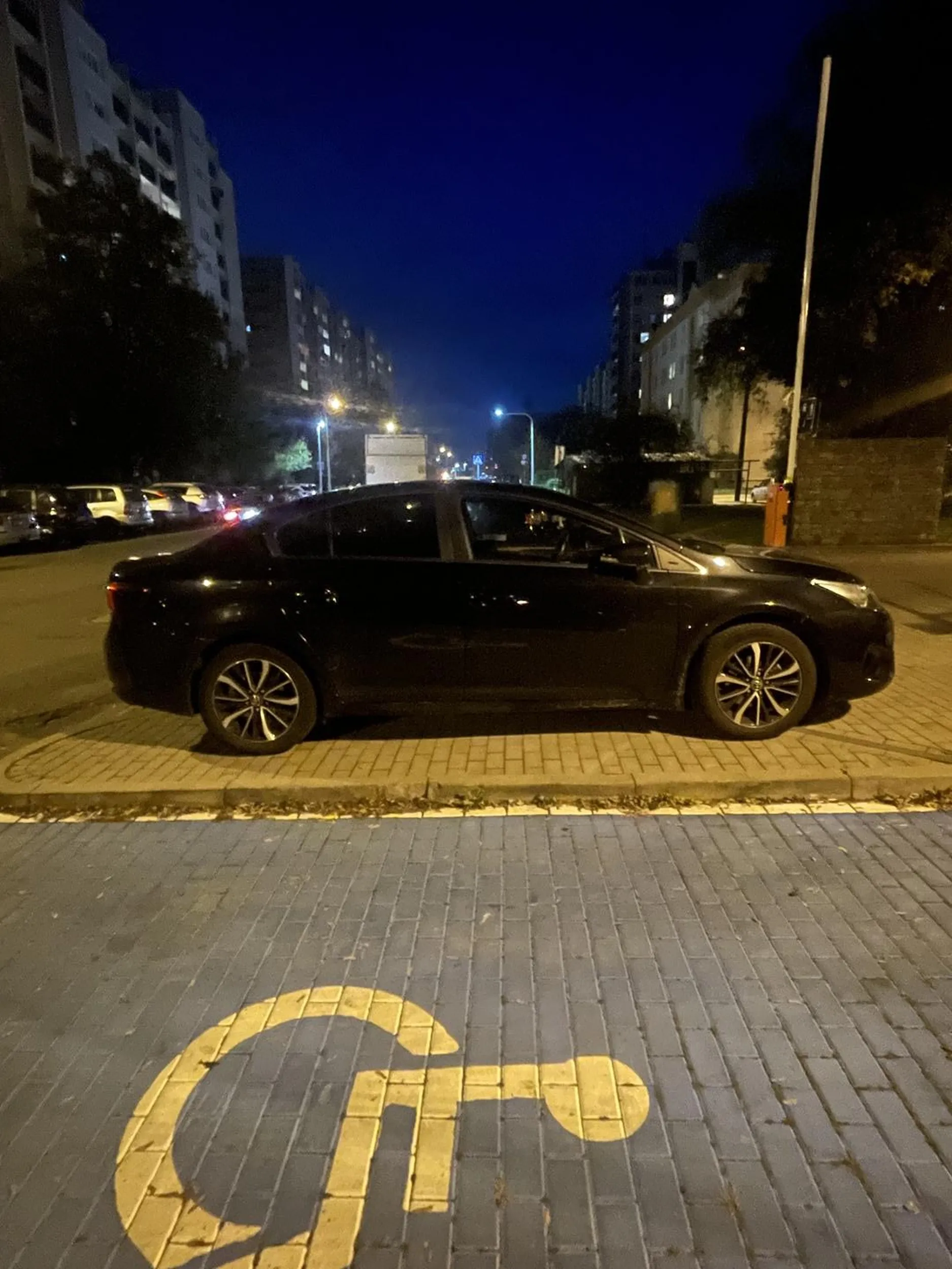 Parkowanie w całości na chodniku. Wstyd