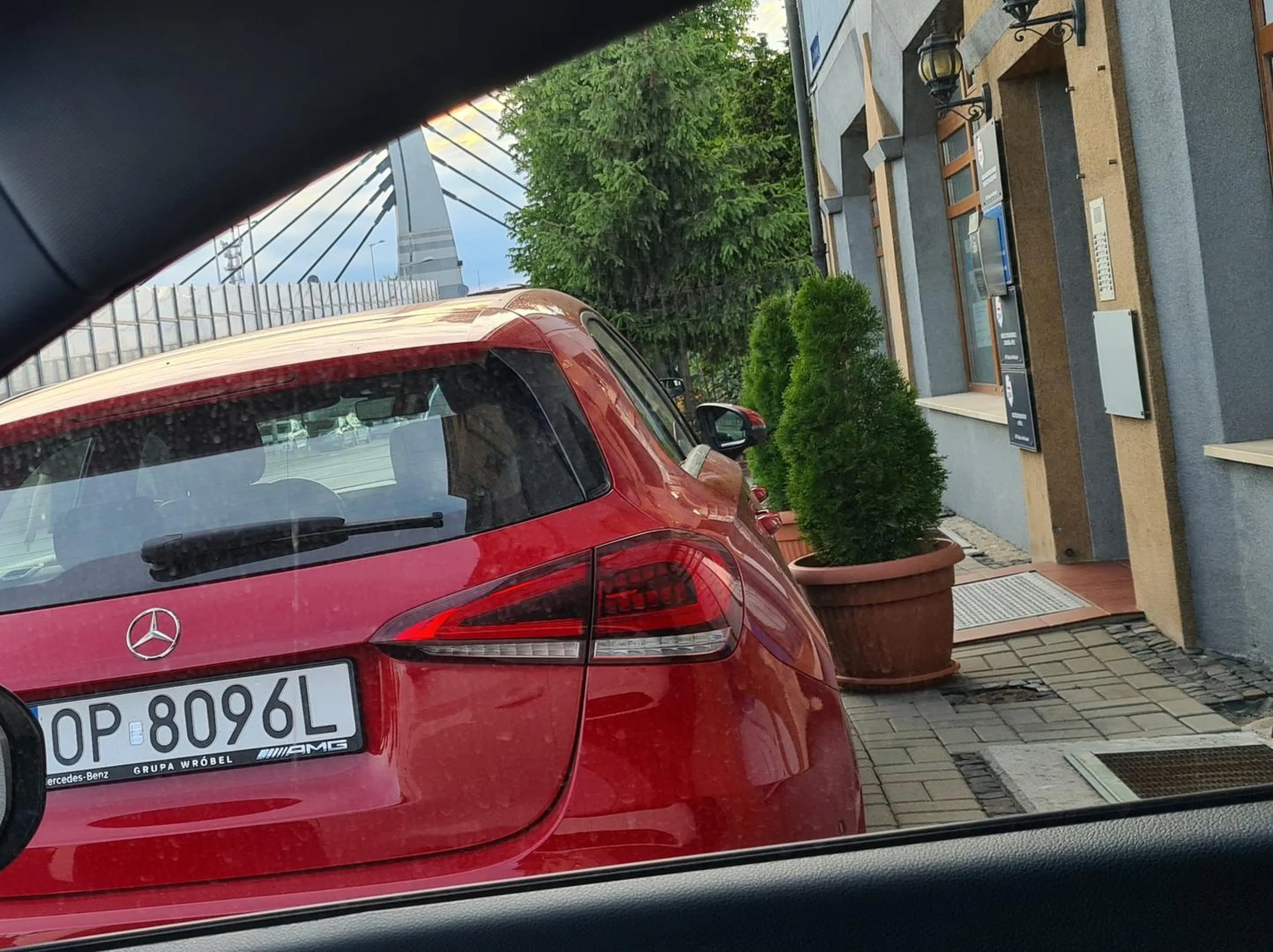 Następnym razem zaparkuj 1cm od wejścia do klatki, a nie jeden metr... tam jest znak zakaz parkowania,