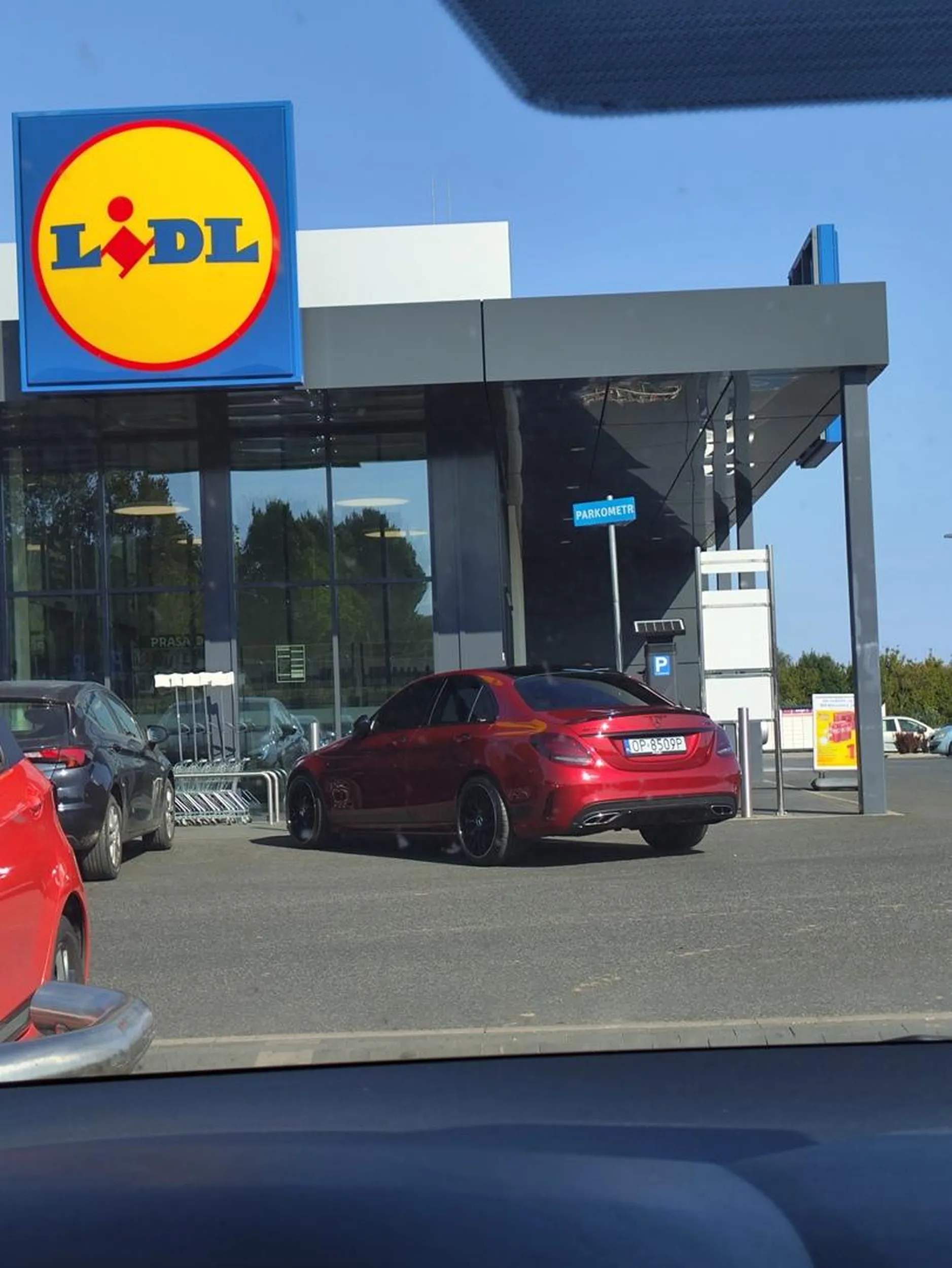 Parkuje przed lidlem jak kretyn bo nie chce się ruszyć tyłka 10metrow dalej wolne miejsca.