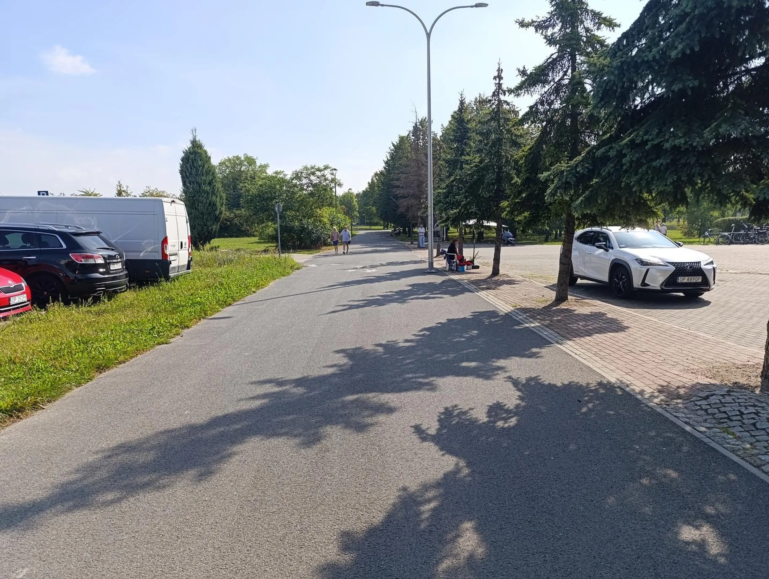 Obok duży osiedlowy parking, nieopodal pusty parking marketu Auchan. Samochód zaparkowany na placu pod kościołem do którego nie ma drogi dojazdowej - by tam zaparkować trzeba przejechać przez chodnik, ścieżkę rowerową. Proponuję odrazu wjechać poprostu do kościoła. Foto przesłane również do odpowiednich służb.