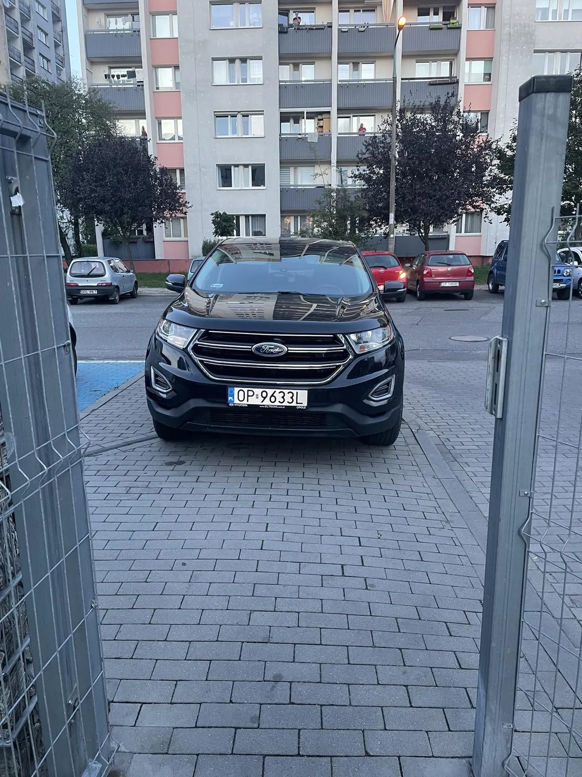 Parkowanie w całości na chodniku