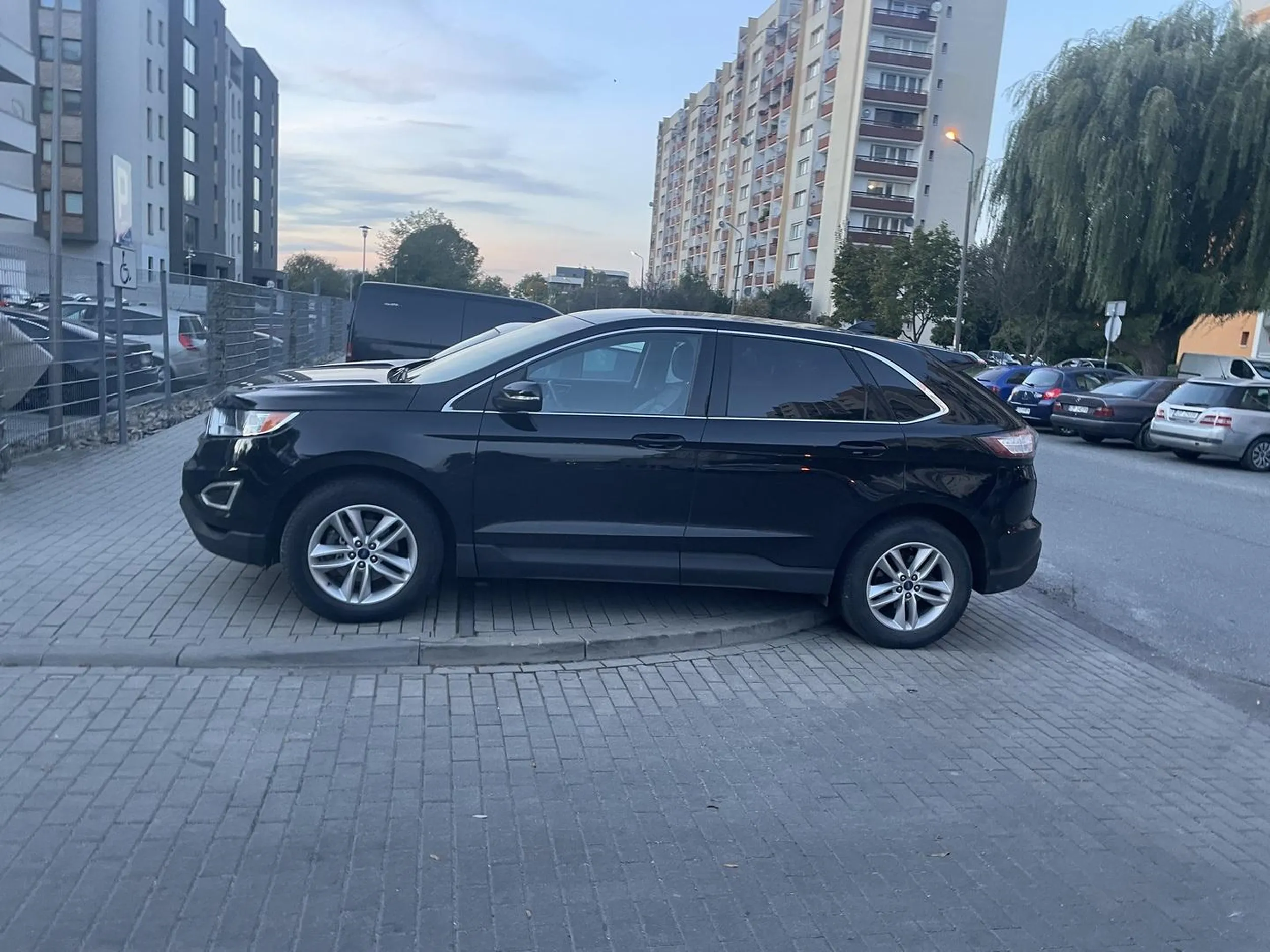 Parkowanie w całości na chodniku