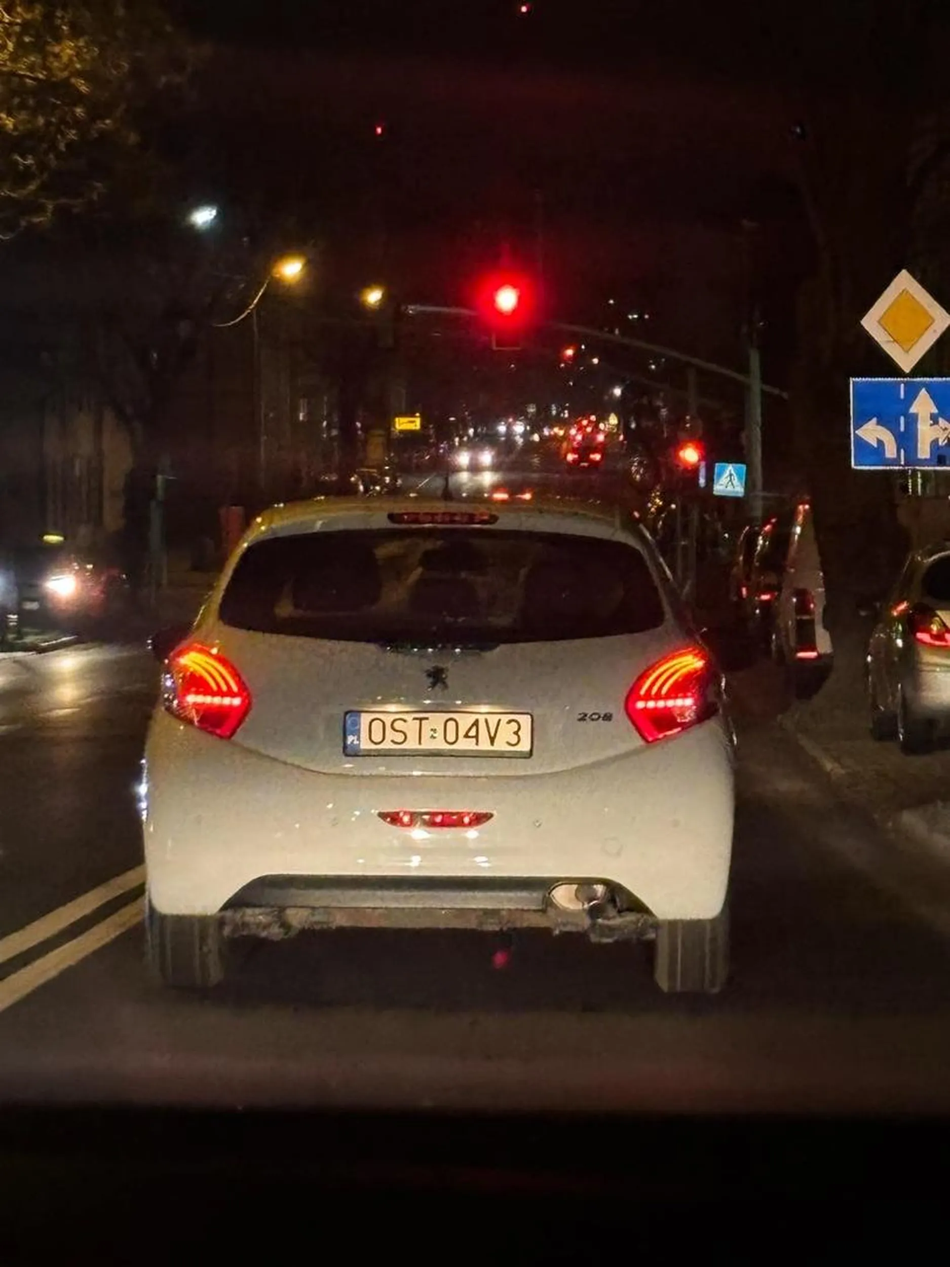 Jechałem przez 5 minut za tą osobą…. Krótko mówiąc TRAGEDIA. Jak jechaliśmy 33km/h na 50 to to była już super prędkość :) światło zielone to kierowca zwalnia, hamuje w losowych momentach, mimo długich świateł które włączałem aby uświadomić kierowcy że tamuję ruch to nic sobie z tego nie zrobił. Nie jeździj jak jest ciemno bo jeszcze narobisz głupoty