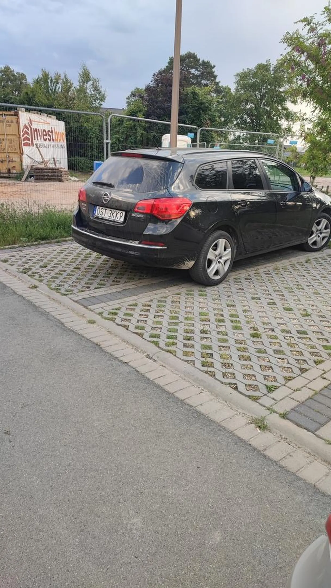 Naucz się człowieku parkować... Za niedługo to dwóch miejsc parkingowych będzie Ci mało.