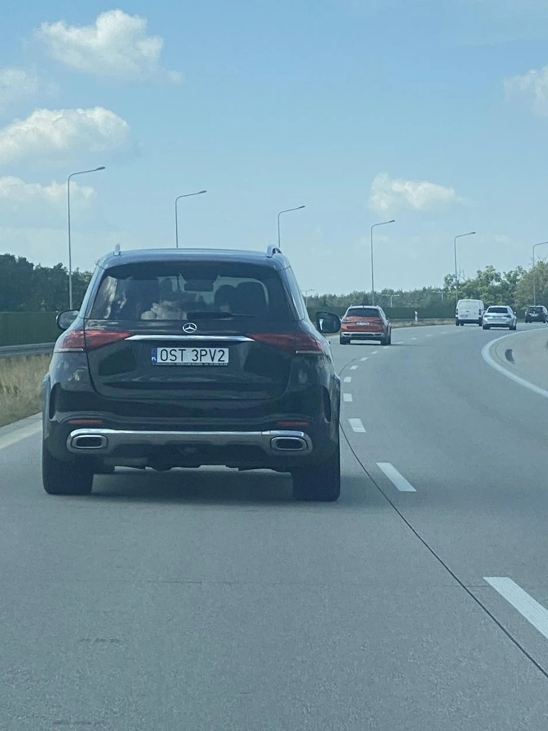 Cham! Wyjeżdża przed auto widząc, że ktoś jedzie rozpędzony. Później pokazuje środkowy palec .