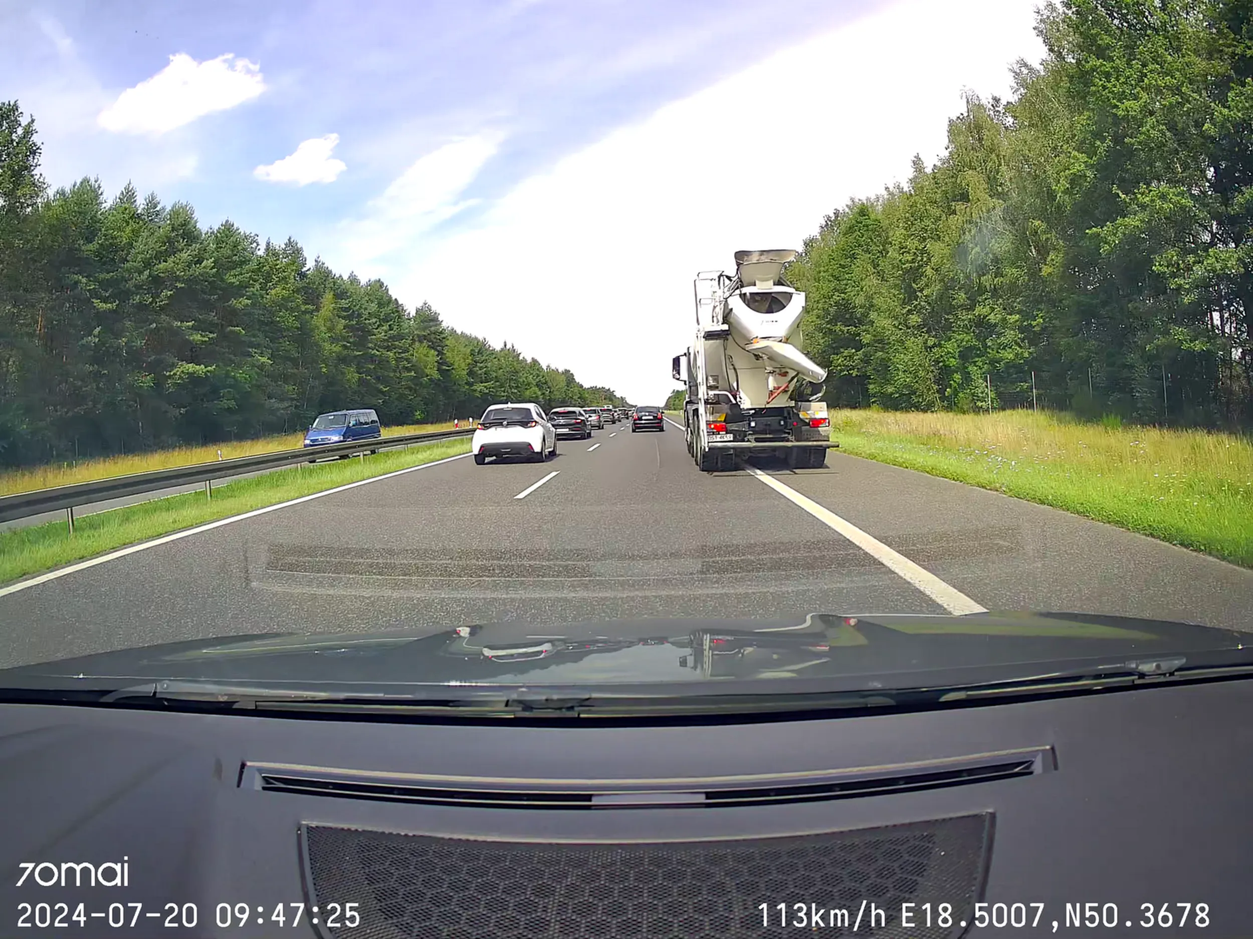 Myślę, że kierowca betoniarki zasługuje na słowa uznania. Sytuacja miała miejsce na autostradzie. Nagłe wyhamowanie wielu aut, kierowca betoniarki instynktownie zjechał na pas techniczny umożliwiając innym zjechać na jego pas by te mogły uniknąć zderzenia i możliwe, że karambolu. Na zdjęciu nie widać samochodu obok mnie. Dzięki temu, że kierowca ciężarowego zjechał, ja mogłem w jego miejsce wjechać i ten biały widoczny na zdjęciu. Jakimś cudem udało mi się w ułamku sekundy spojrzeć na tą betoniarkę, samochód przede mną, który awaryjnie hamował i w lusterko bym nie zajechał komuś. Prawdopodobnie awaryjnie bym wyhamował ale nie wiem co by się stało za mną. Oprócz podziękowania awaryjkami, pragnę również i tu podziękować Panu lub Pani.