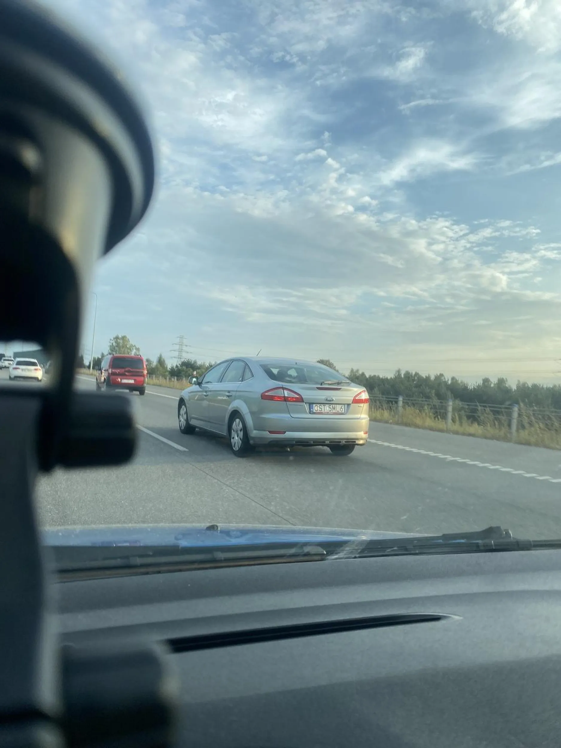 Nie wie jak korzystać z autostrady, zachowuje się jak śmieć jeżdżąc na zderzaku