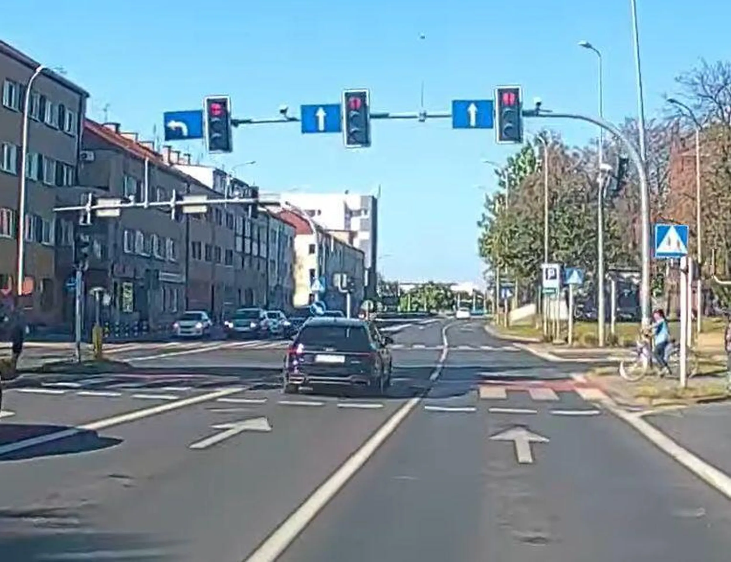 Nie ładnie tak przejeżdzać na czerwonym. Nawet nie późnym żółtym...