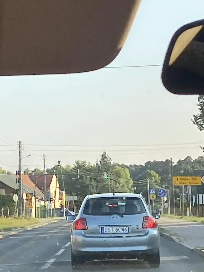 Patrz w lusterka głupia pi**o podczas wyprzedzania bo wyprzedzilas/wyprzedziles 4 auta pod rząd po czym zjechałeś na prawy i centralnie przed moją maską zjechałeś ponownie na lewy by wyprzedzić 5, naucz się jeździć.