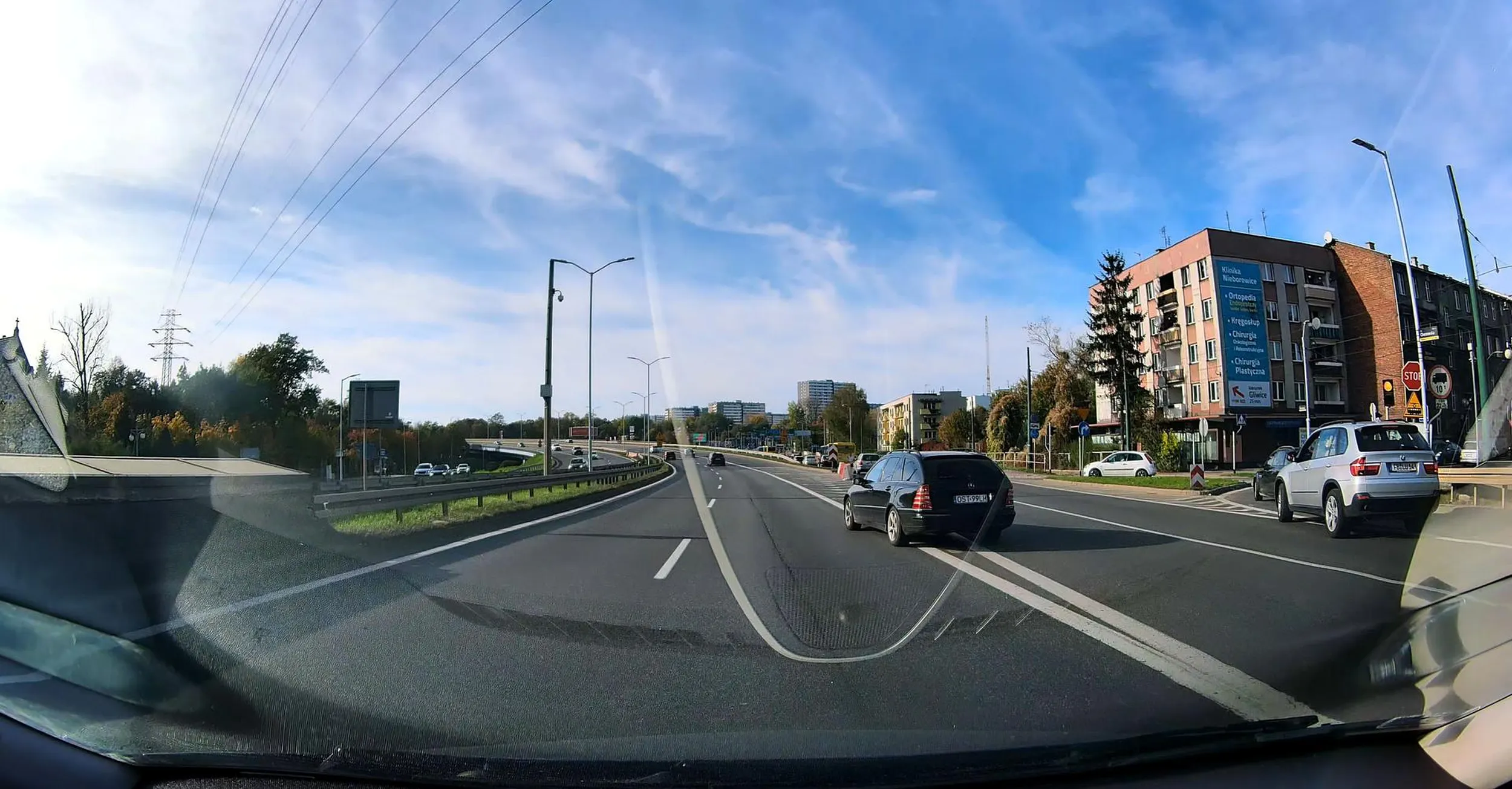 Czy ty kobieto prawko w chipach znalazłaś? Masz chyba tiktaka w głowie zamiast mózgu. Co trzeba mieć we łbie, żeby wyjeżdżać z korku na drogę, gdzie auta jadą z ogromną prędkością przecinając ciągłą i zmuszając innych do gwałtownego hamowania? Jakby tam tir jechał, to zostałaby z Ciebie mokra plama. Zero myślenia i refleksji. Takie zachowanie powinno się traktować jak usiłowanie zabójstwa.