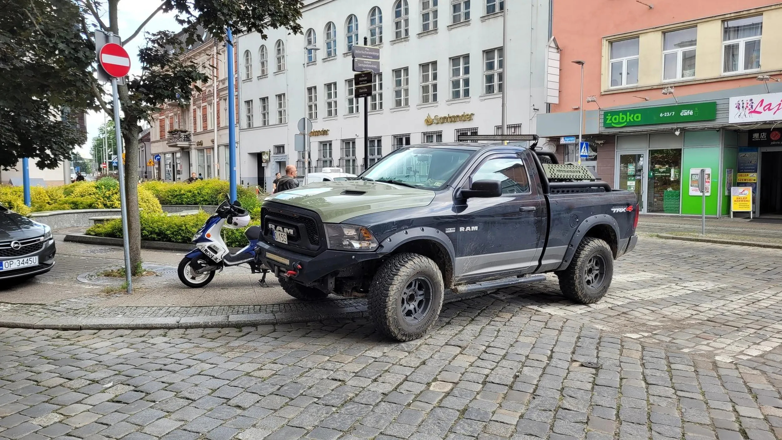 Parkowanie na zakręcie i przejściu dla pieszych. Niezbyt mądre.