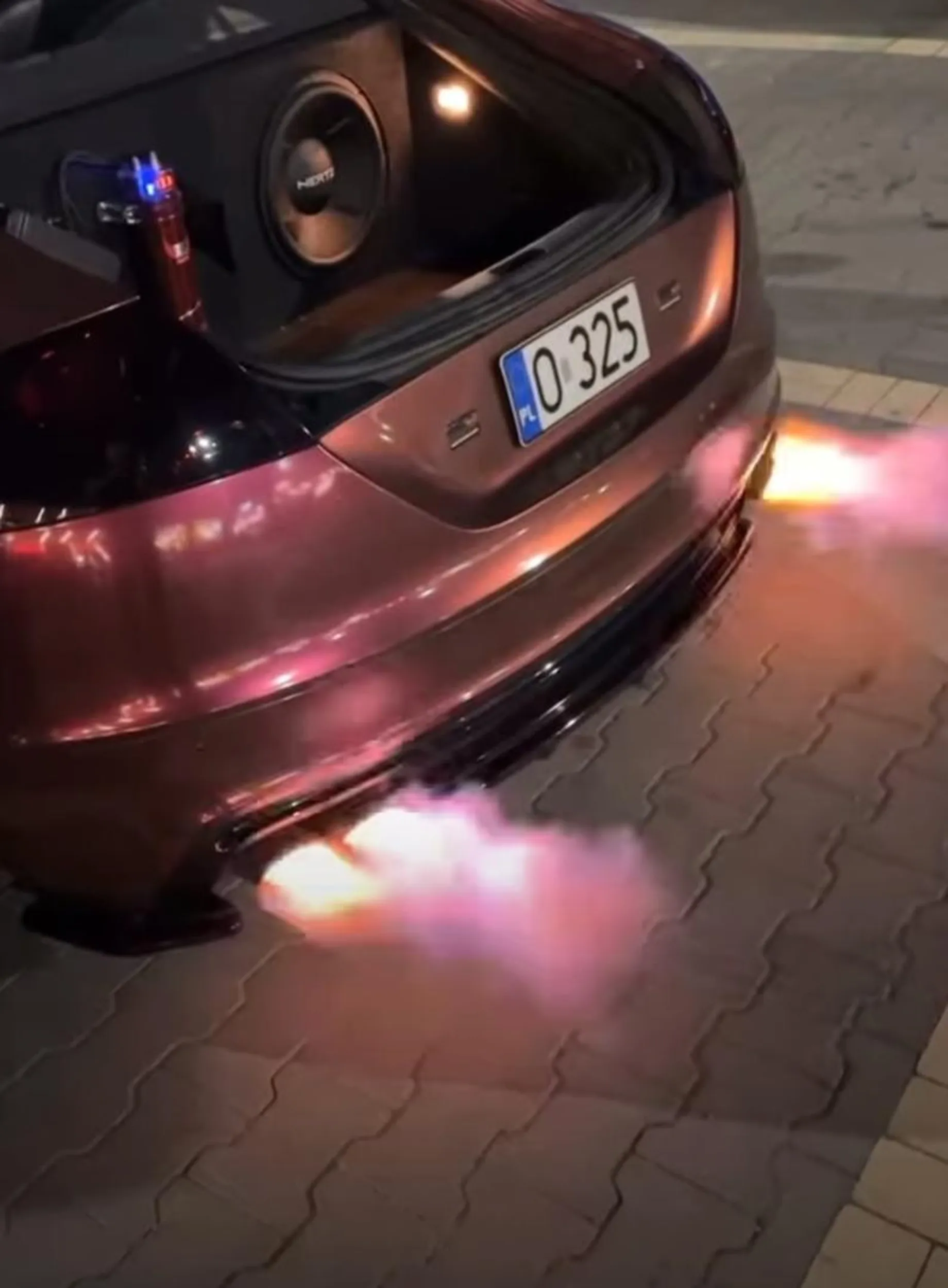 Jeździ po nocy hałasując, jeszcze jakby to brzmiało inaczej niż sr*ka... Mózg właściciela proporcjonalnalny do długości tablicy rejestracyjnej. Zmieściłaby się długa, ale nie stać go na indywidualną, więc nielegalne ogarnął krótką. Mam nadzieję, że dowodzik szybko zostanie zabrany, ciekawe czy najpierw za wydech czy za tablicę xD