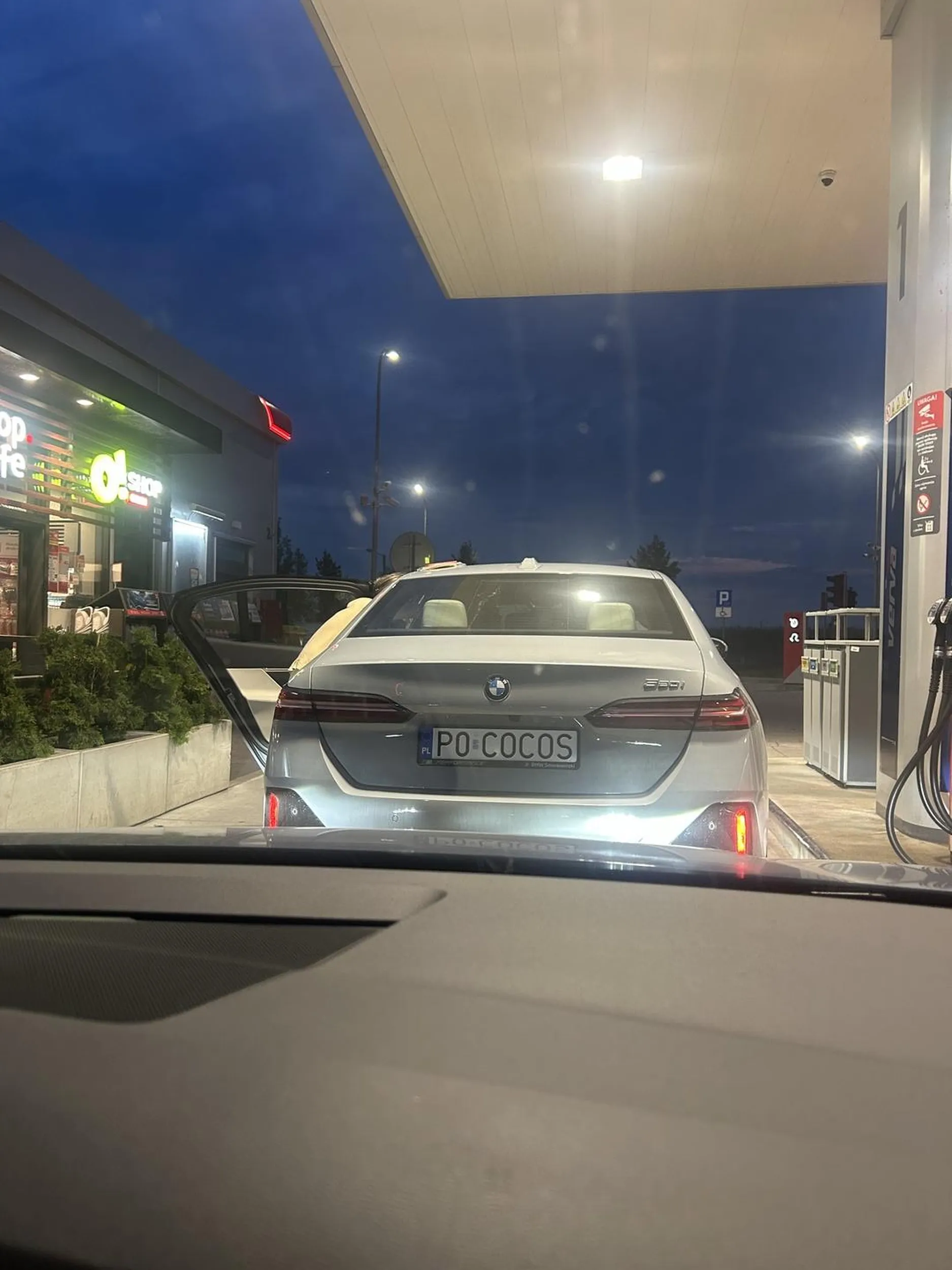 Pani od 5 minutę blokuje miejsce pod dystrybutorem na zwrócenie uwagi reaguje oburzeniem i nie rozumie problemu