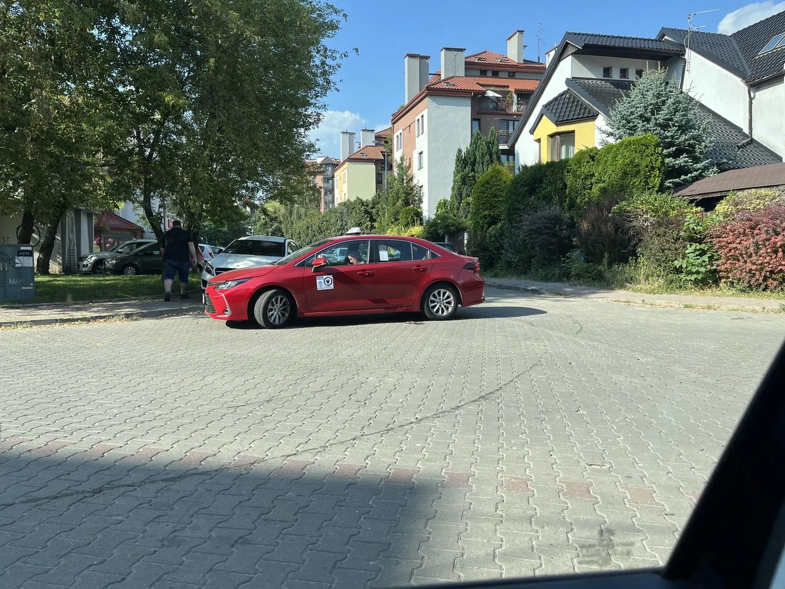 Fenomenalne miejsce, żeby czekać na klienta, środek skrzyżowania…