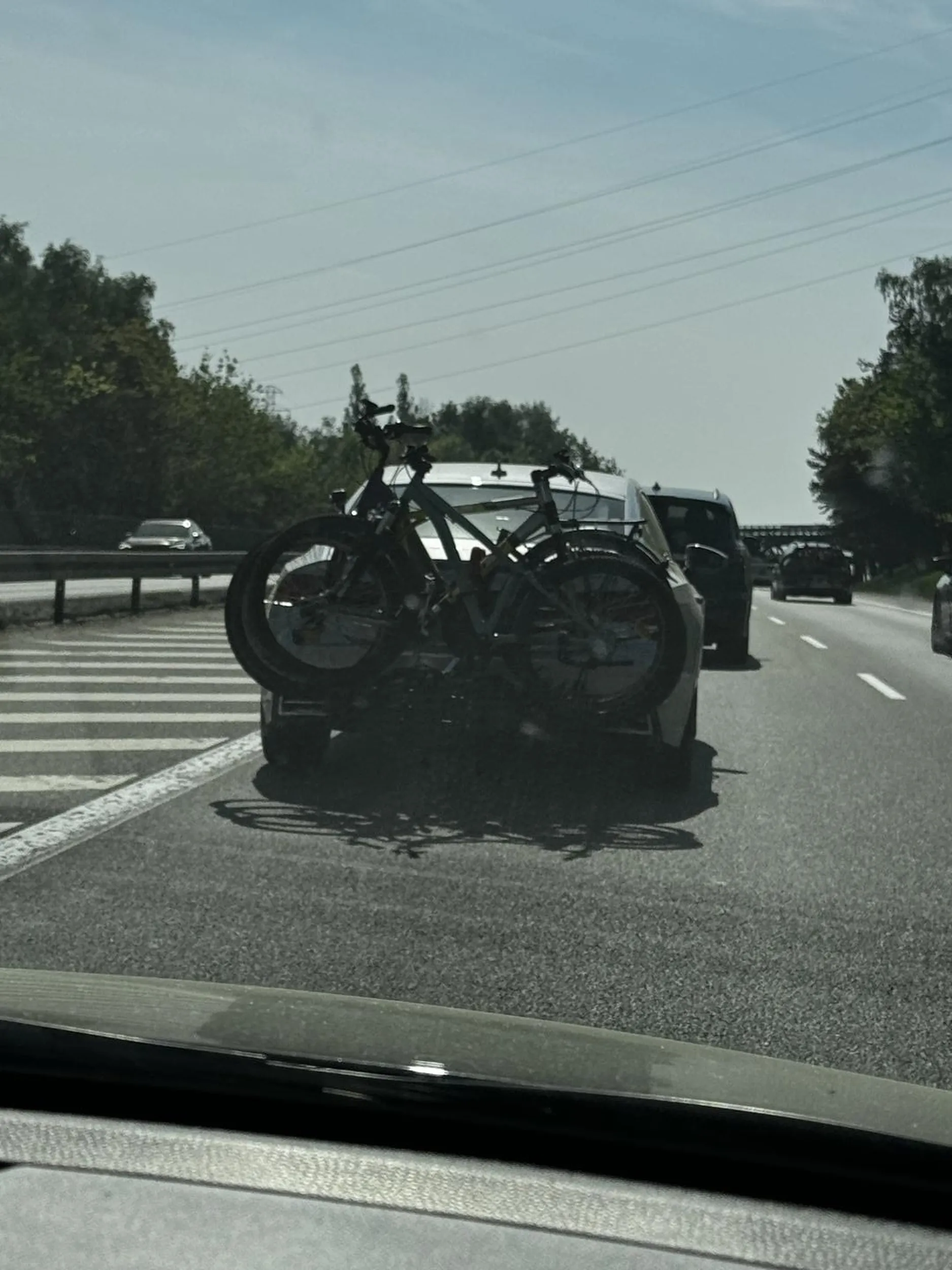 Pała z poznania nie wpuszcza i gdzie masz rejestrację na tym haku do rowerów bez siodełek (widać że kierowca Audi) 4 zera i 5 za kółkiem