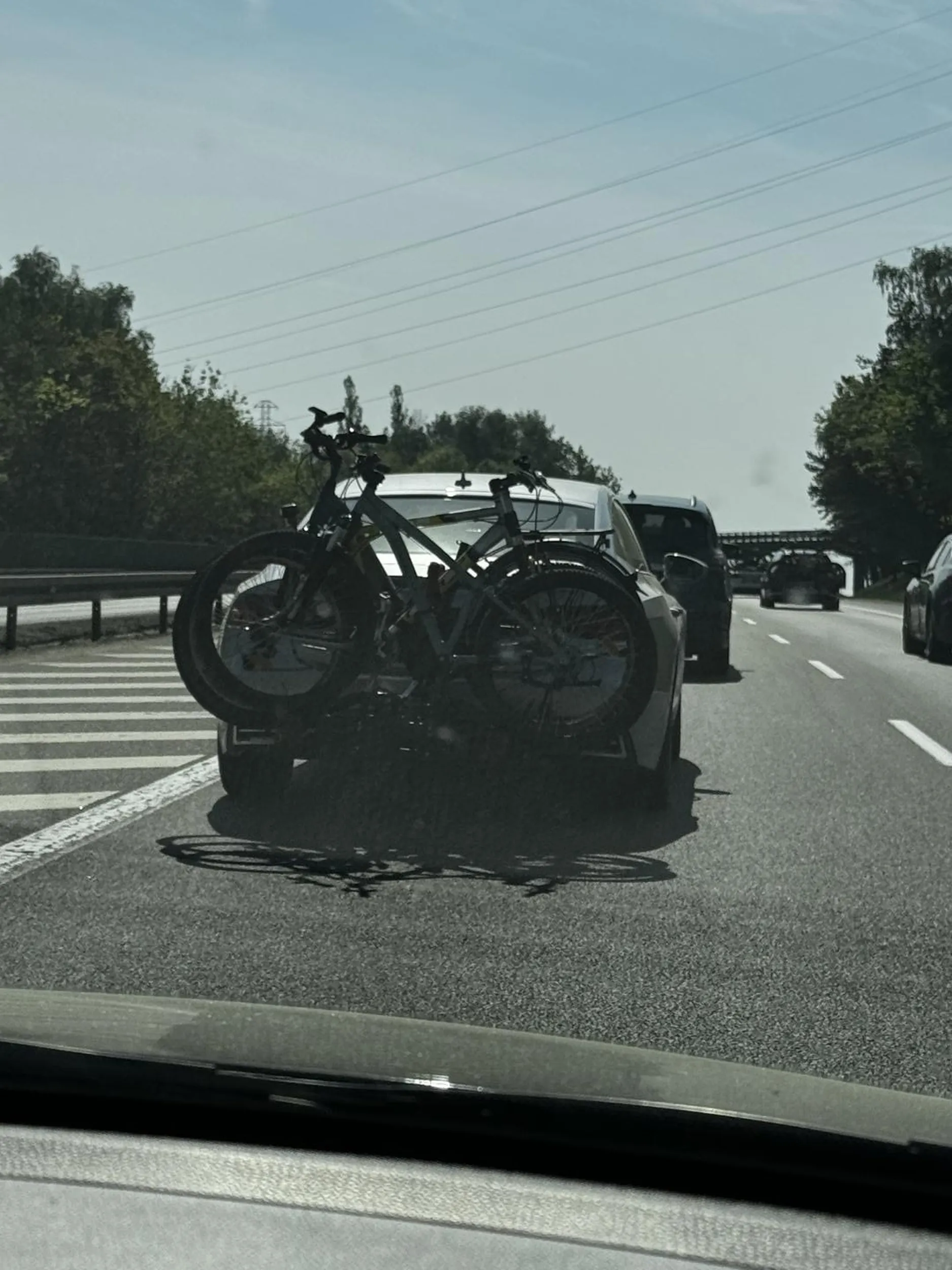 Pała z poznania nie wpuszcza i gdzie masz rejestrację na tym haku do rowerów bez siodełek (widać że kierowca Audi) 4 zera i 5 za kółkiem