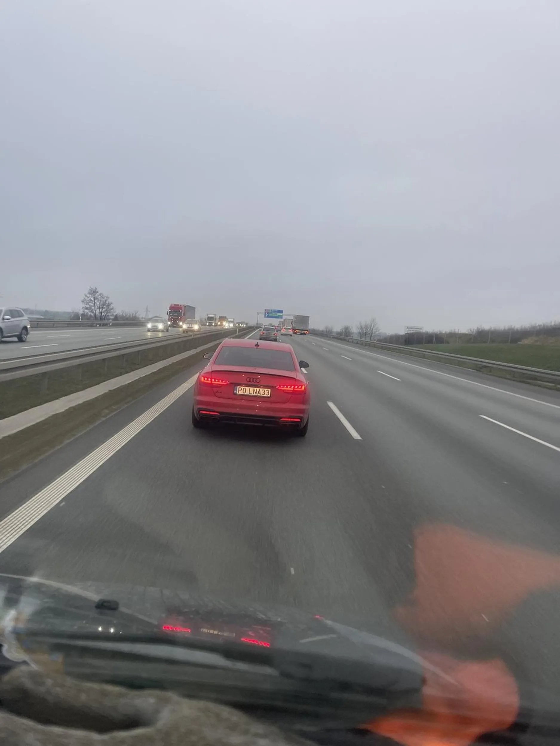 Czerwone Audi z czarnymi emblematami Ty cwoku jeden jak cię dopadnę to  te 4 kółka będziesz mieć na dupie królewiczu w mordę jeb4my