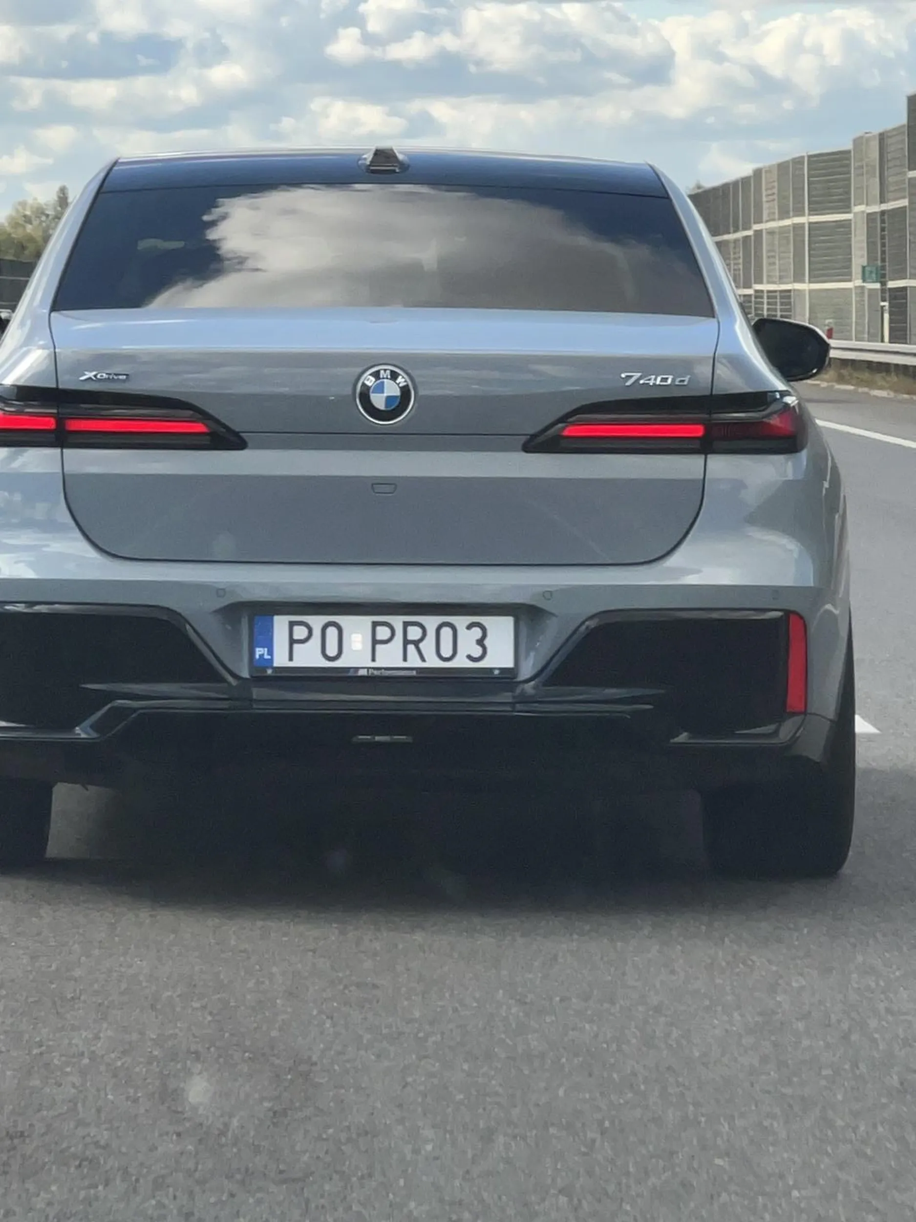 Zajechał mi cham tak drogę że prawie we mnie walnął. Jebaniec na szczęście po kilku minutach wylądował na słupku drogowym