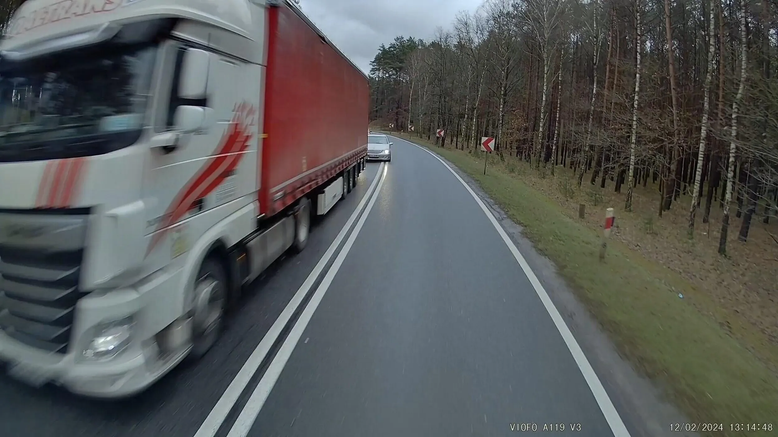 zabójca drogowy!!! musiałem ciężarówką awaryjnie hamować bo jechał mi na czołówkę!!! Sprawa będzie zgłoszona na policję.