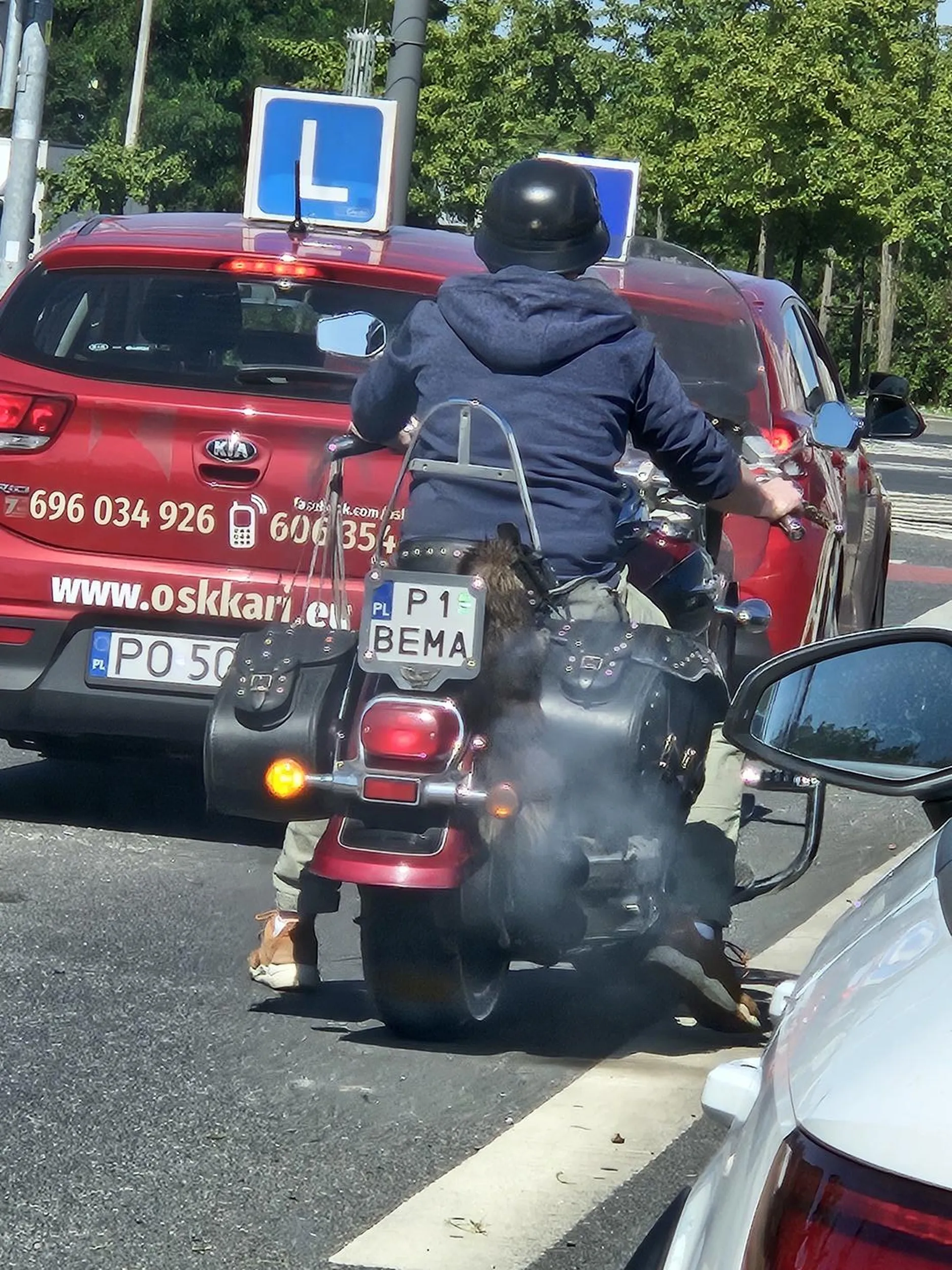 Kopci jak stary ciągnik i wpycha się na pierwszego