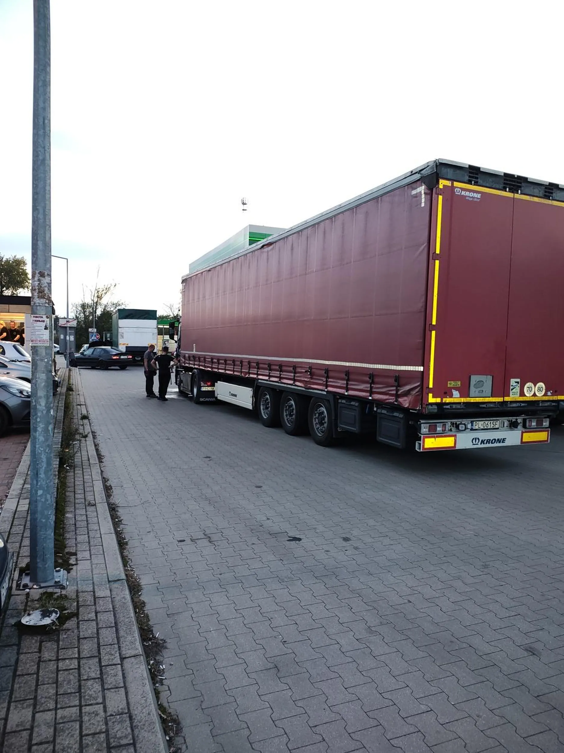 kierowcy robią sobie myjkę podczas tankowania ciągnika ściągacza do szyb żenada