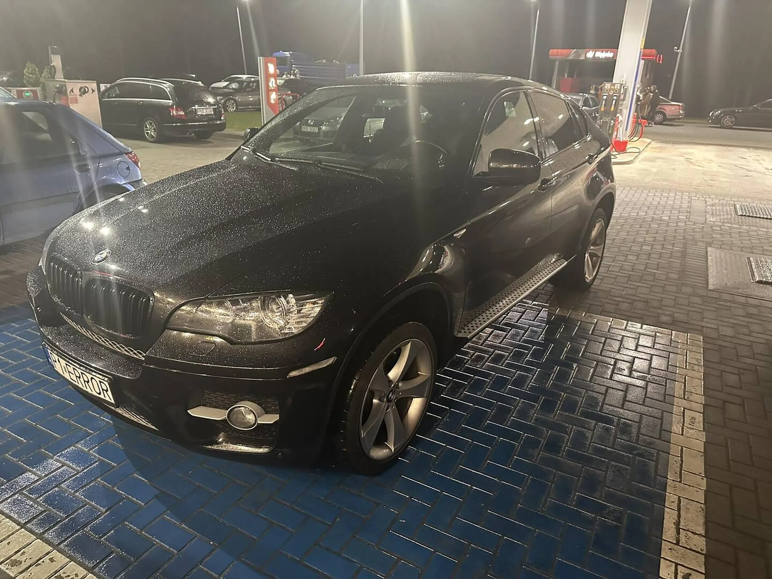 Samochód zaparkowany na miejscu dla niepełnosprawnych. A karteczki na przedniej szybie o stopniu niepełnosprawności brak. Bezmyślne zastawianie miejsca