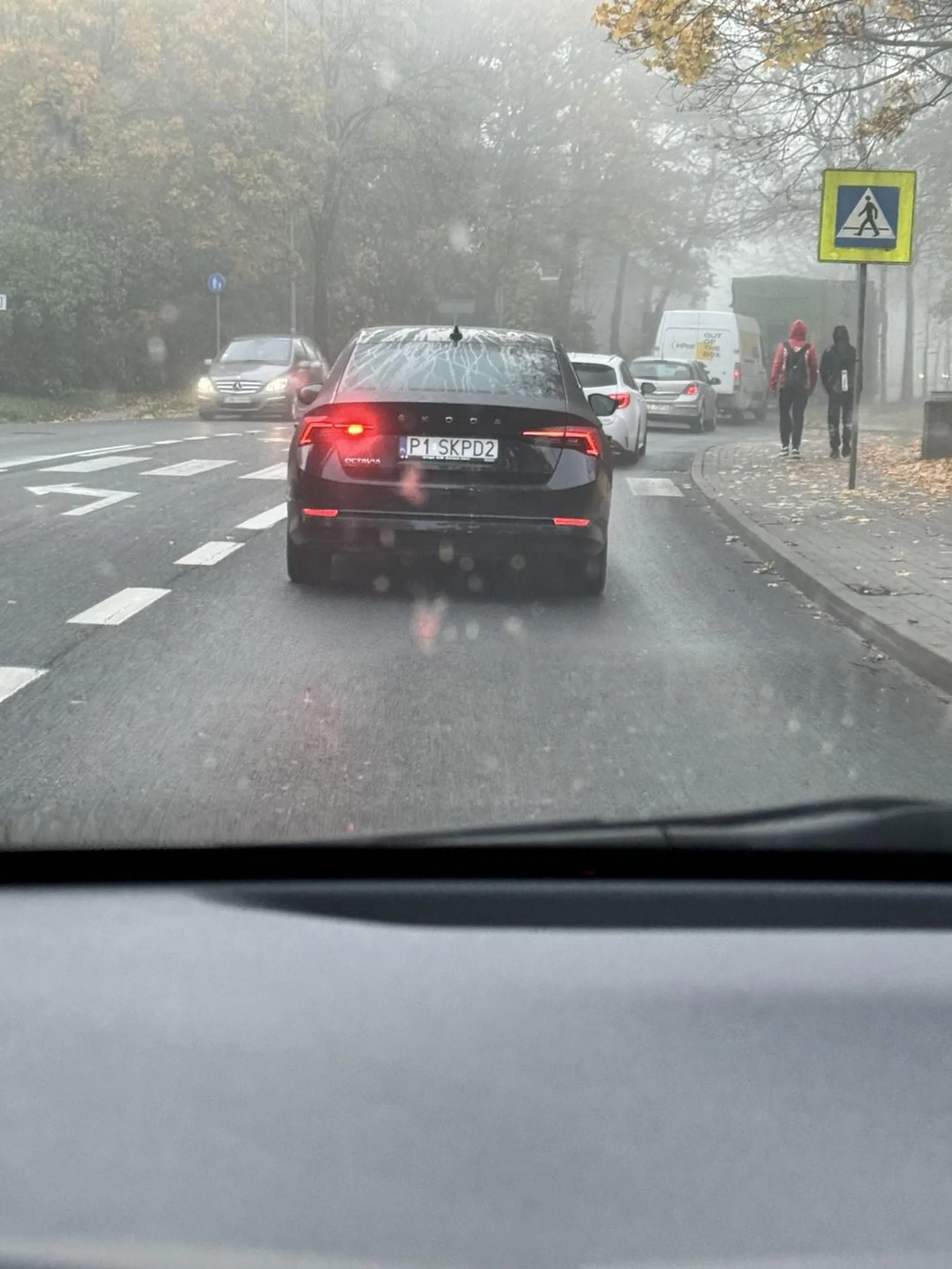 Nie ma to jak jechać całe miasto na przeciwmgielnych, gdy nie ma praktycznie żadnej mgły i oślepiać innych…