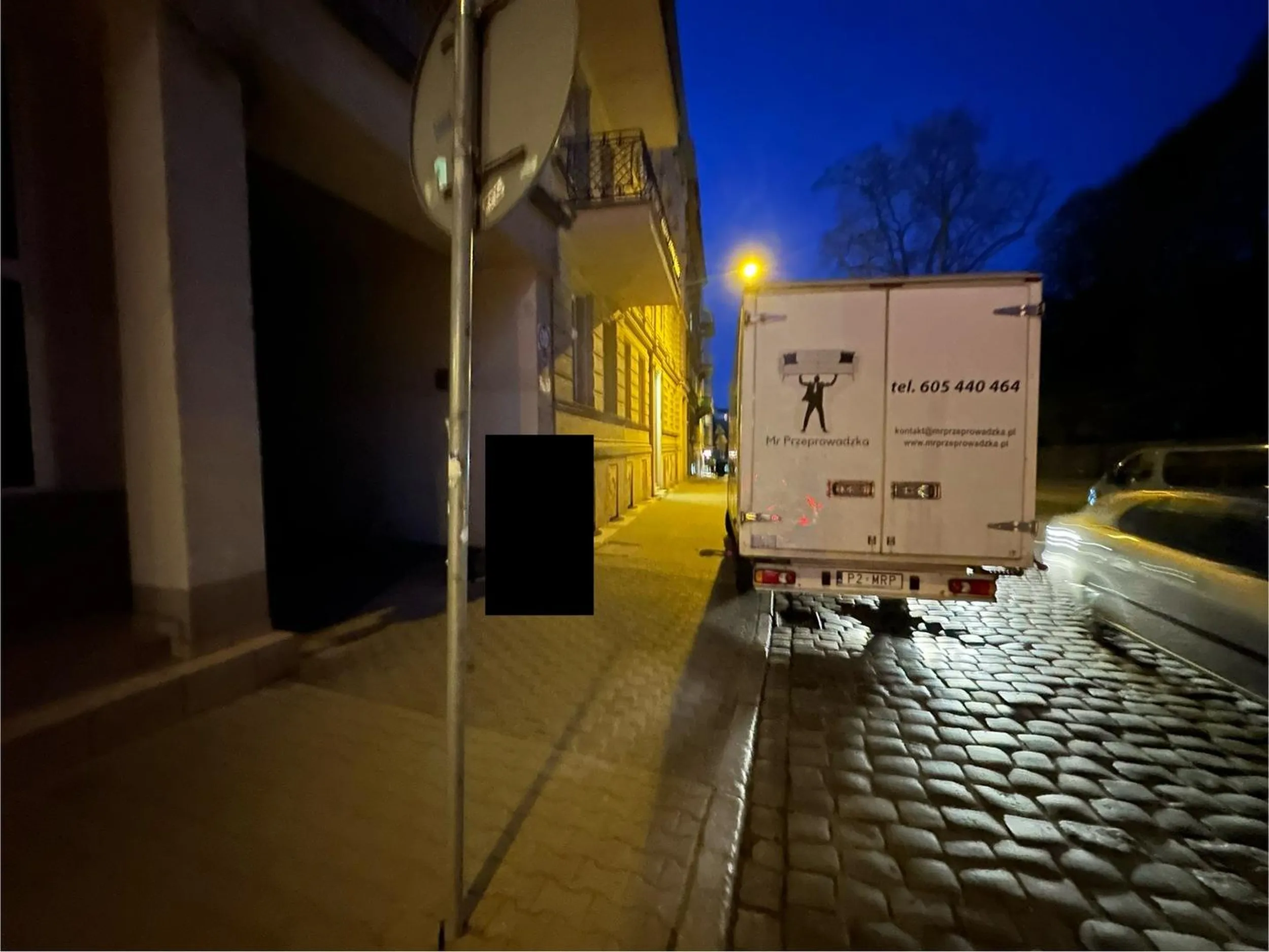 Kierowca zastawia bramę i parkuje na chodniku ciężkim pojazdem, stanowczy przeciw takiemu zachowaniu i ignorancji.