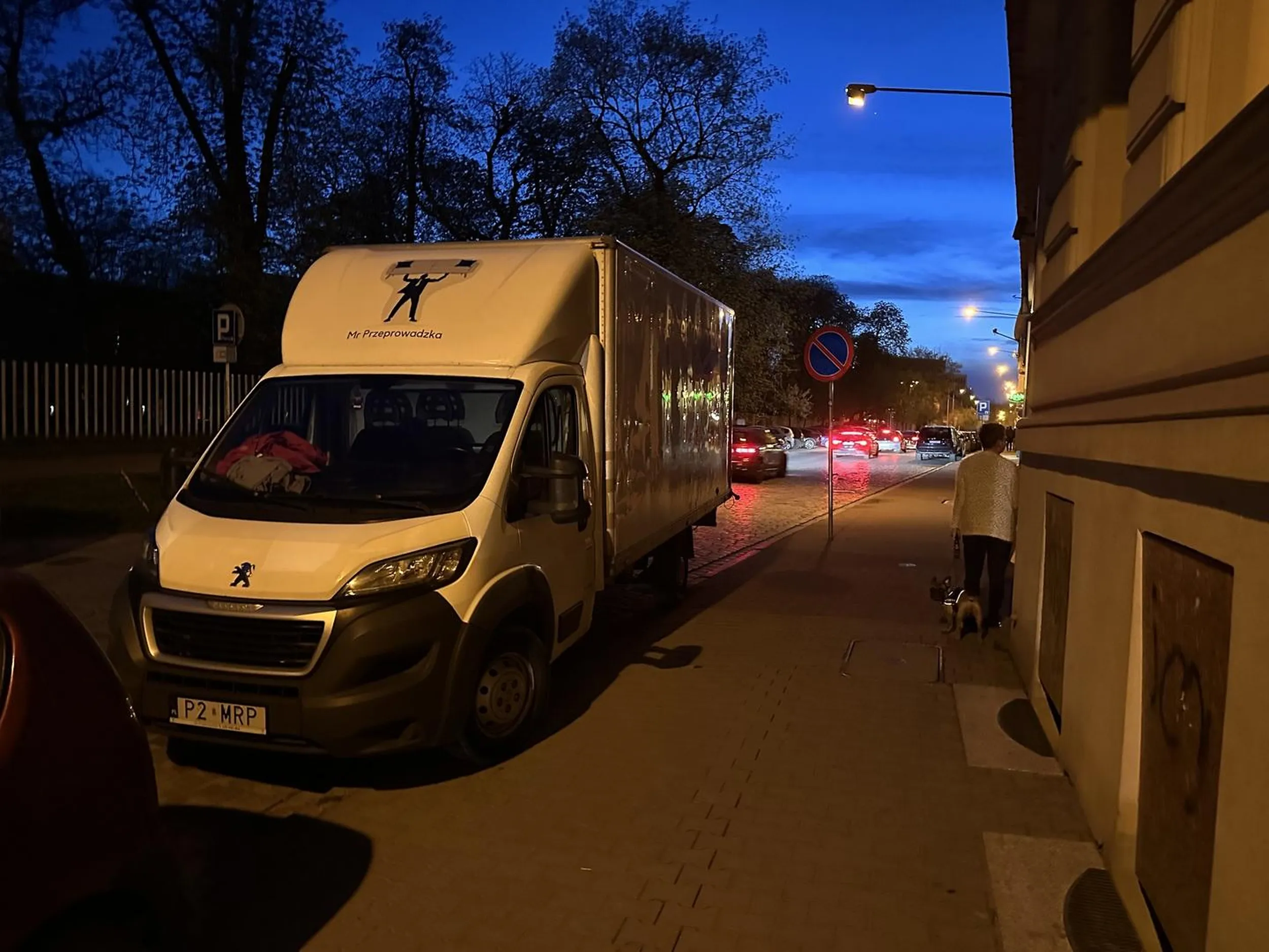 Kierowca zastawia bramę i parkuje na chodniku ciężkim pojazdem, stanowczy przeciw takiemu zachowaniu i ignorancji.