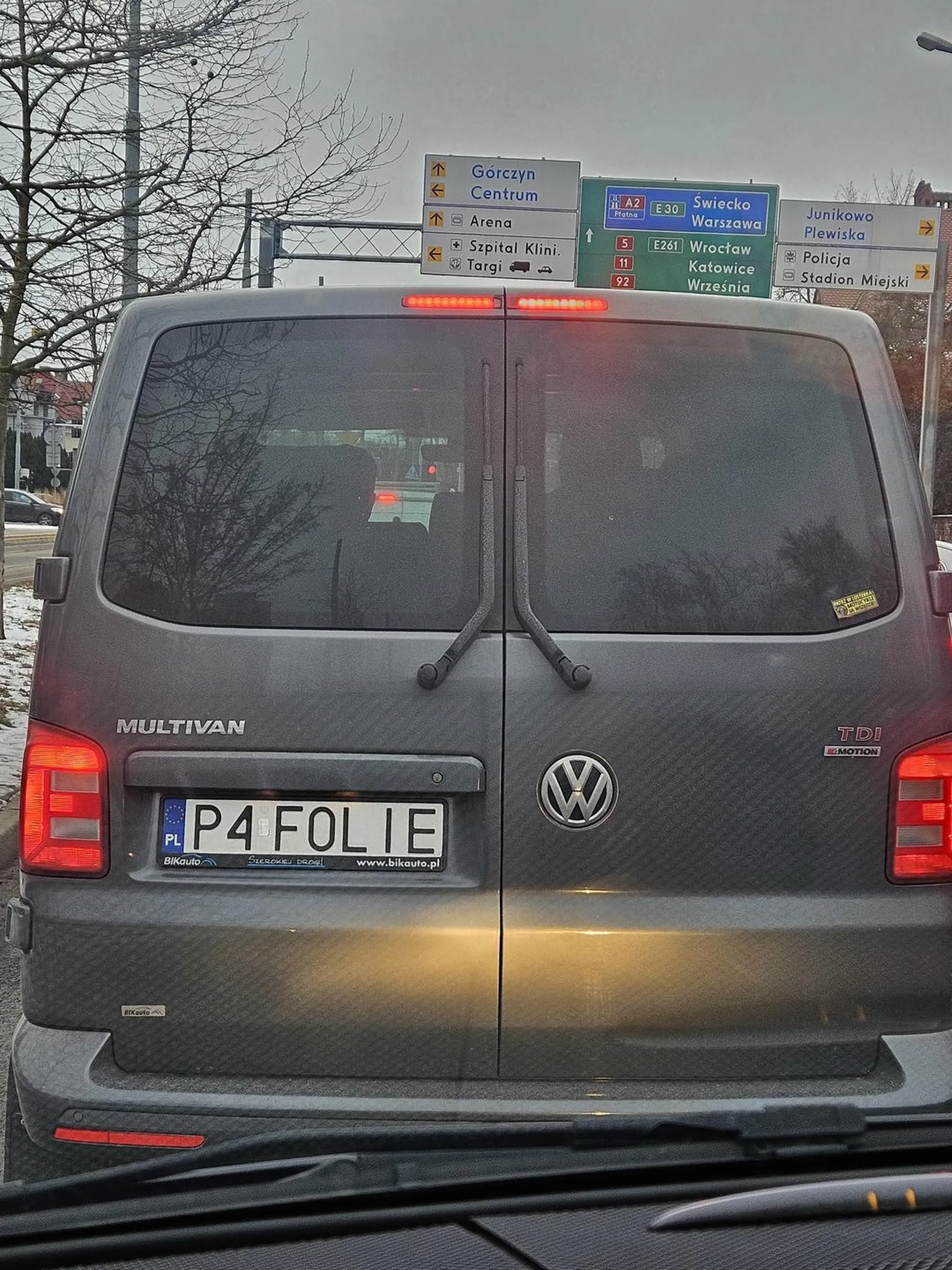 Jeździ i rozrzuca folie po całym mieście