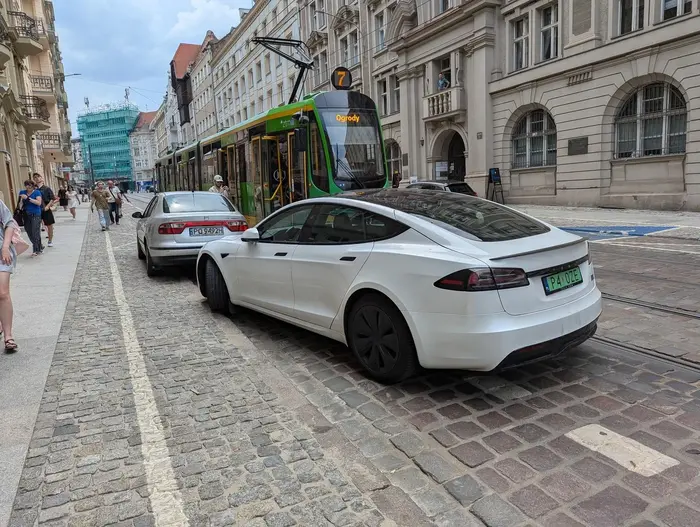 Kobieta nie potrafi parkować, zablokowała tramwaj.