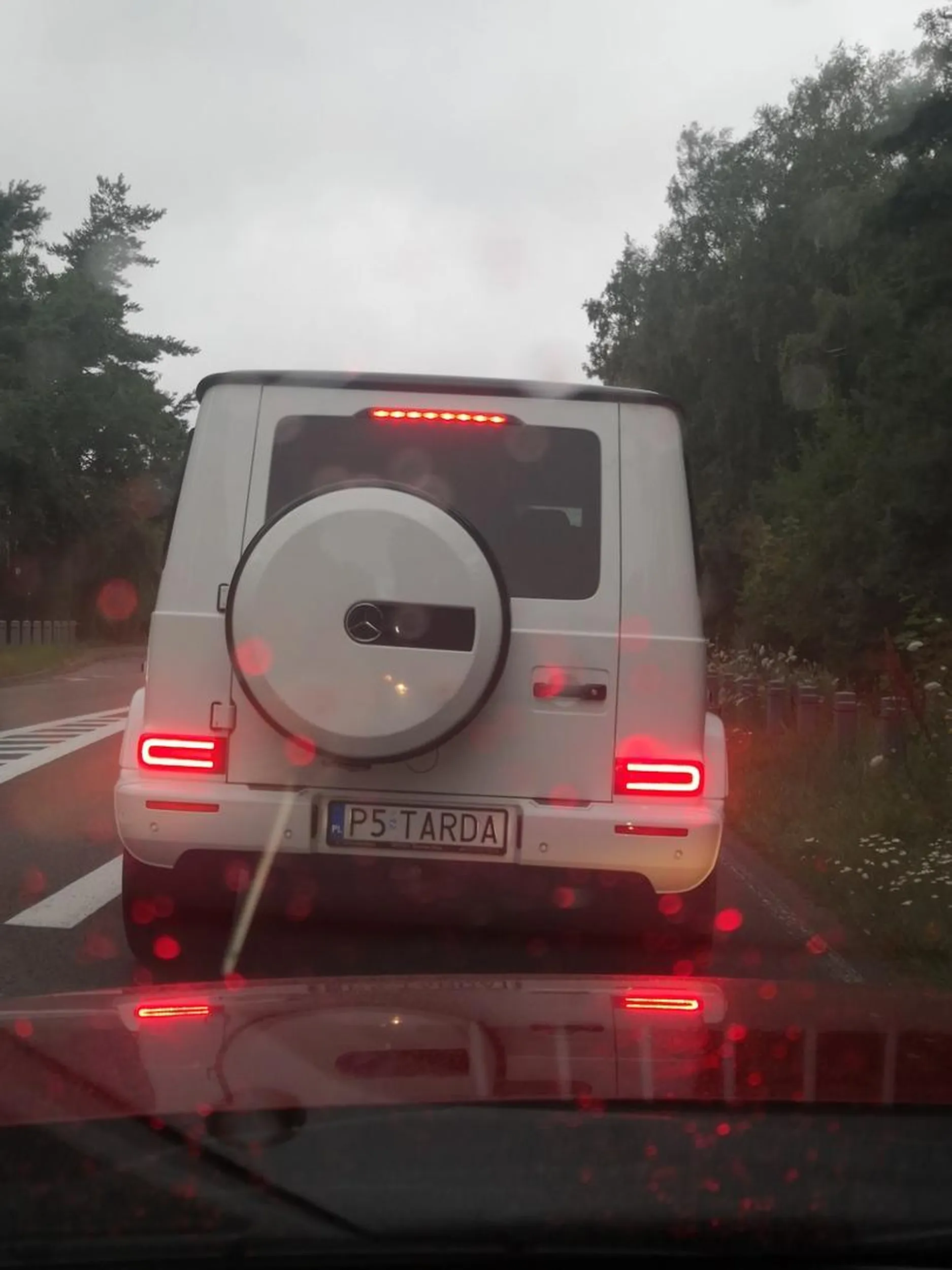 Burak jakich mało, ma się za h.. wie co, cwaniak z banka w nosie. Kupił sobie burak auto pewnie na kredyt a za mafioznika się uważa.