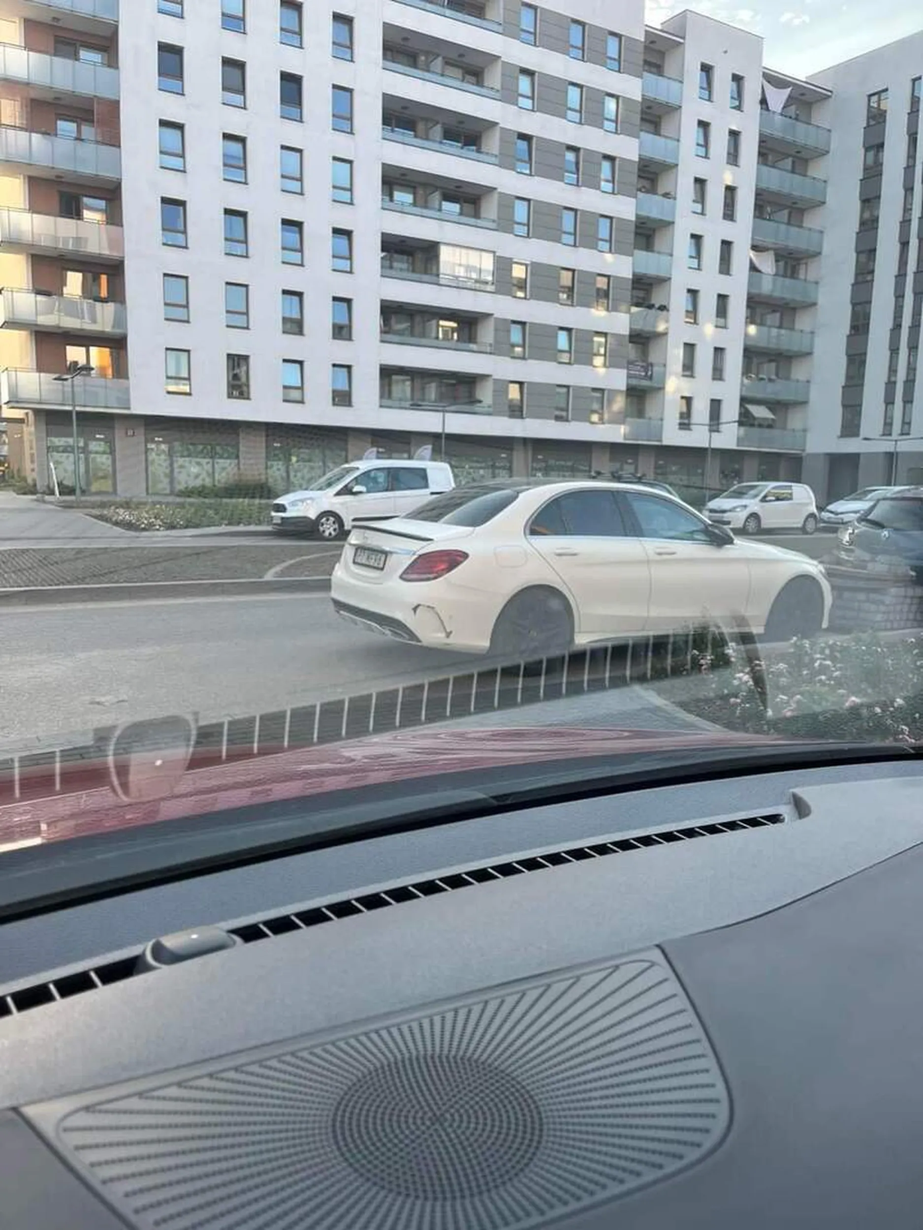 Zastawianie wjazdu/ wyjazdu do garażu to żaden problem dla tego kierowcy.