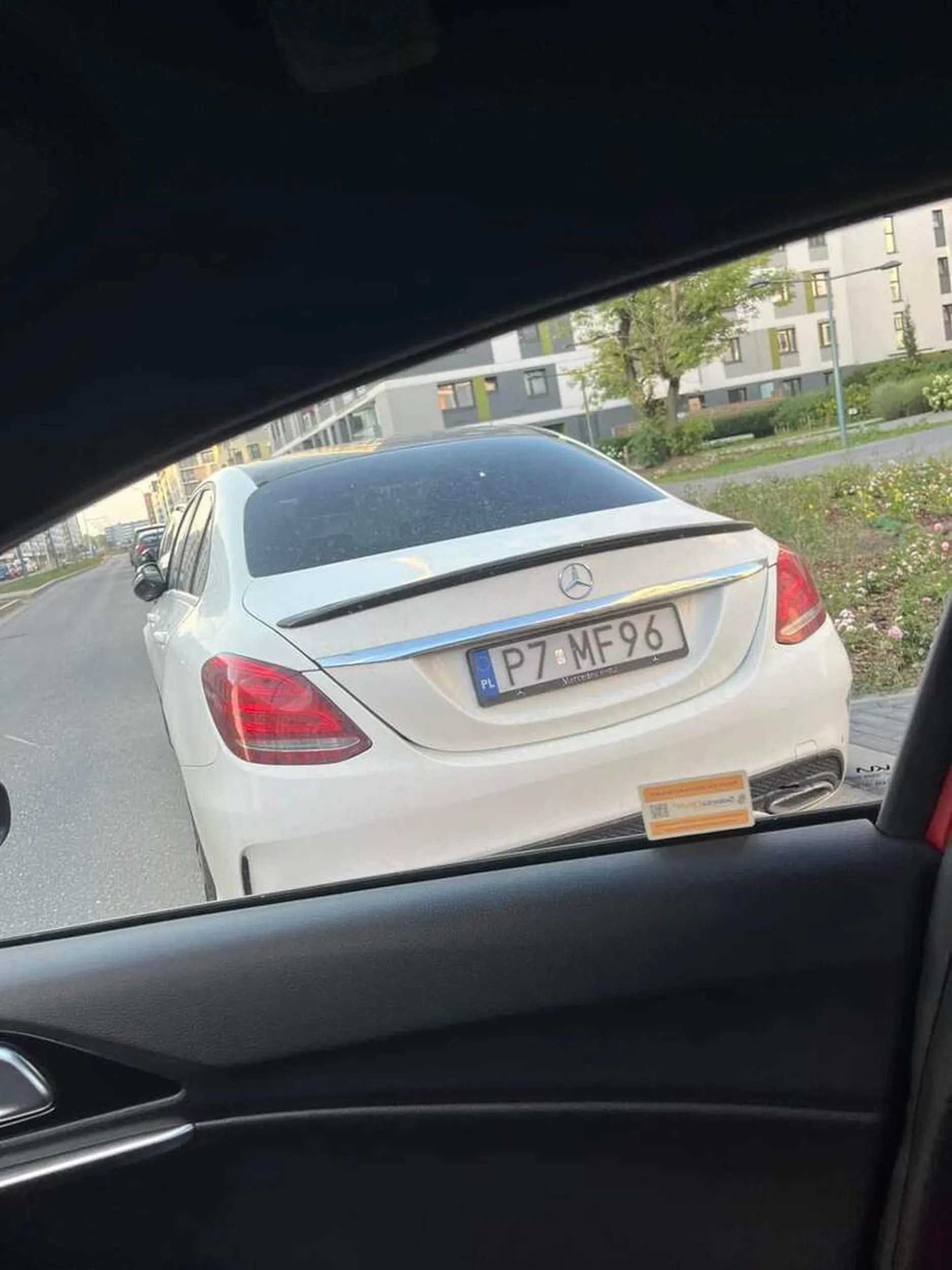 Zastawianie wjazdu/ wyjazdu do garażu to żaden problem dla tego kierowcy.